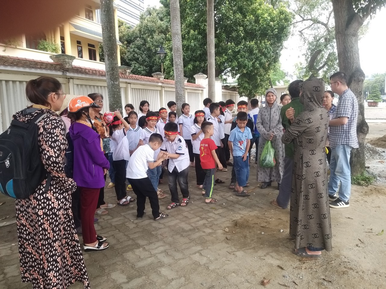 Học sinh và phụ huynh tập trung gần cổng UBND tỉnh Nghệ An kiến nghị không sáp nhập trường
