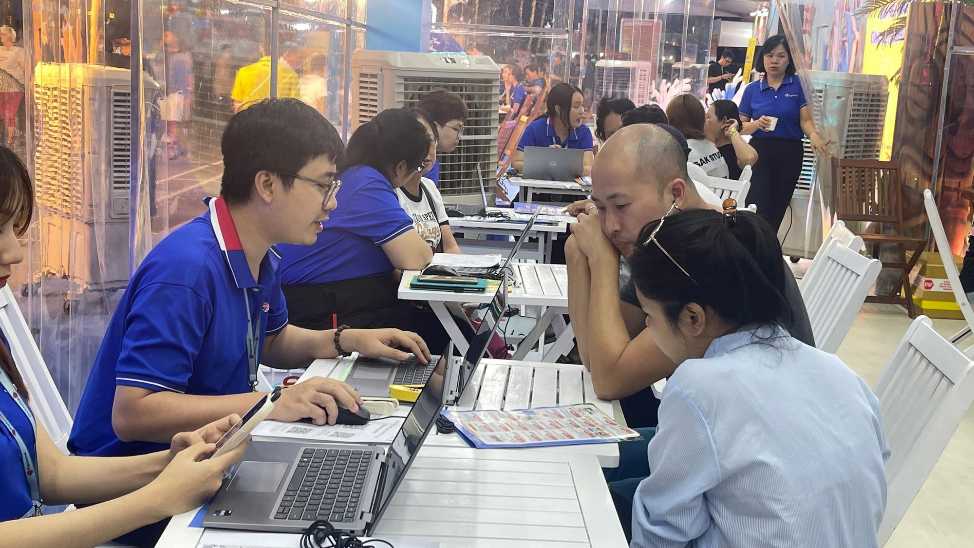 Nhiều khách hàng Nhiều khách hàng