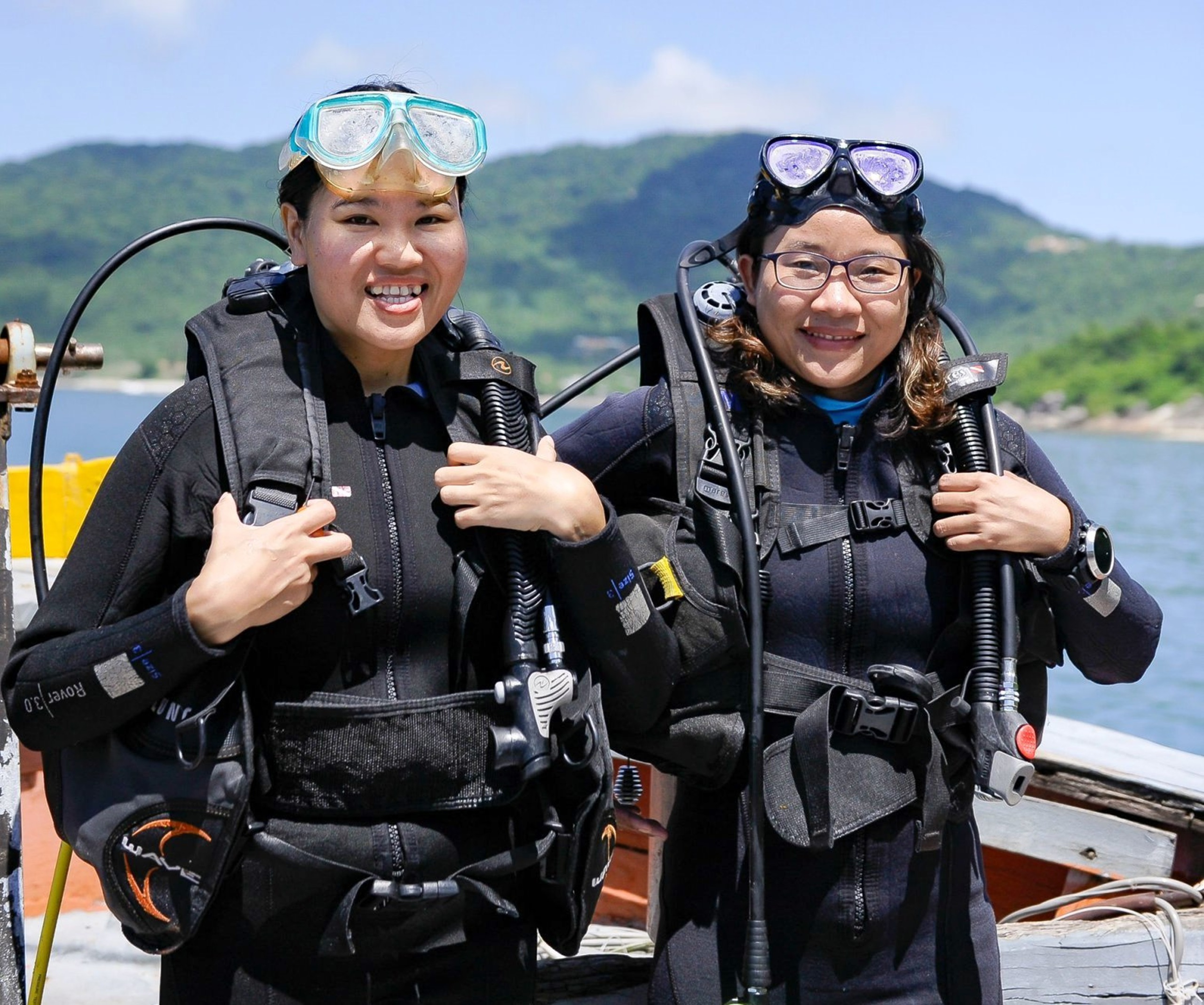 Chị Nguyễn Thị Hồng Thúy (trái) và Trần Thị Phương Thảo chuẩn bị lặn biển
