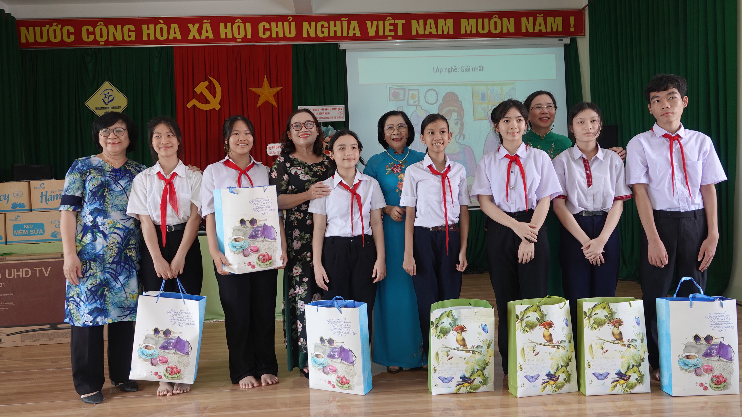Trao thưởng cho các học sinh của Trung tâm nuôi dạy trẻ khuyệt tật Võ Hồng Sơn đạt thành tích xuất sắc