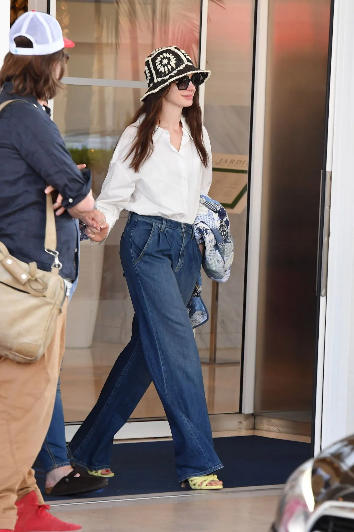 Phong cách tối giản giúp Anne Hathaway trẻ hơn tuổi