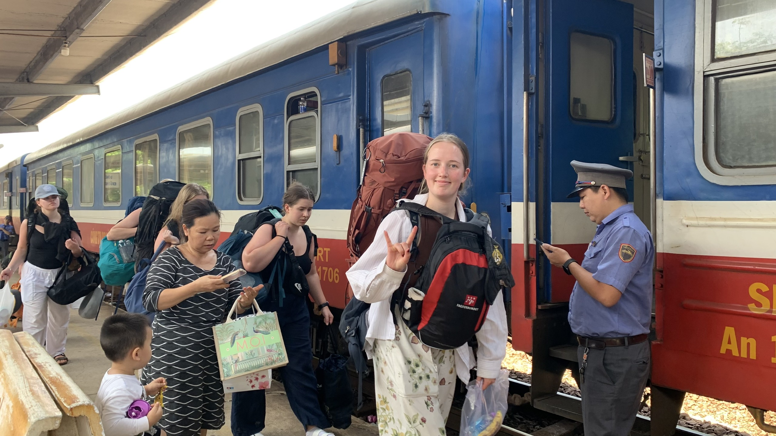 Các hành khách vui vẻ lên chuyến tàu tiếp theo sau khi được xe trung chuyển từ ga Giã đến ga Tuy Hòa