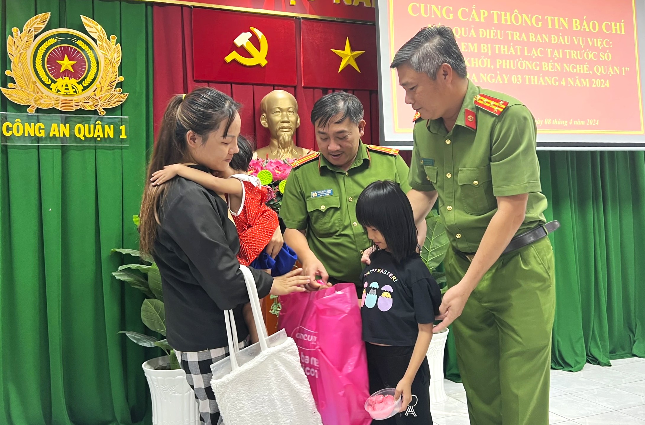 Sau vụ 2 bé gái mất tích, Chủ tịch TP.HCM yêu cầu an toàn tuyệt đối - Ảnh 1. Hai bé gái mất tích được Công an Q.1, TP.HCM bàn giao cho gia đình