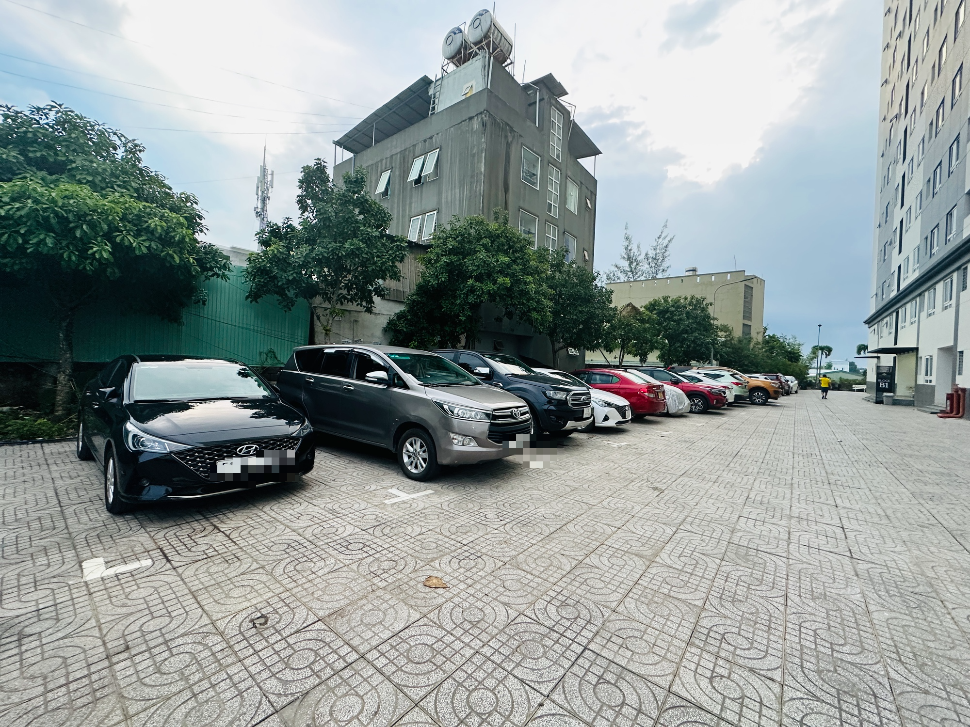 'Siết' tình trạng nhà ở xã hội rơi vào tay nhà giàu- Ảnh 1. Xe ô tô đậu kín tại một chung cư nhà ở xã hội tại TP.HCM
