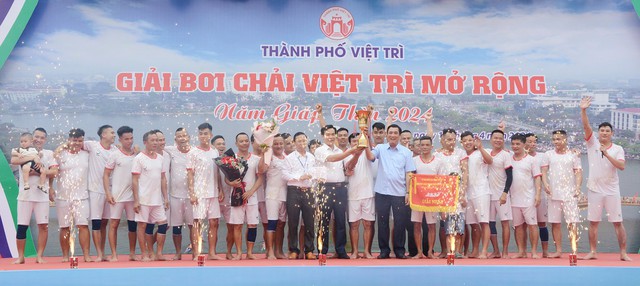 Sôi nổi cuộc đua bơi chải thành phố Việt Trì mở rộng 2024 - Ảnh 2.