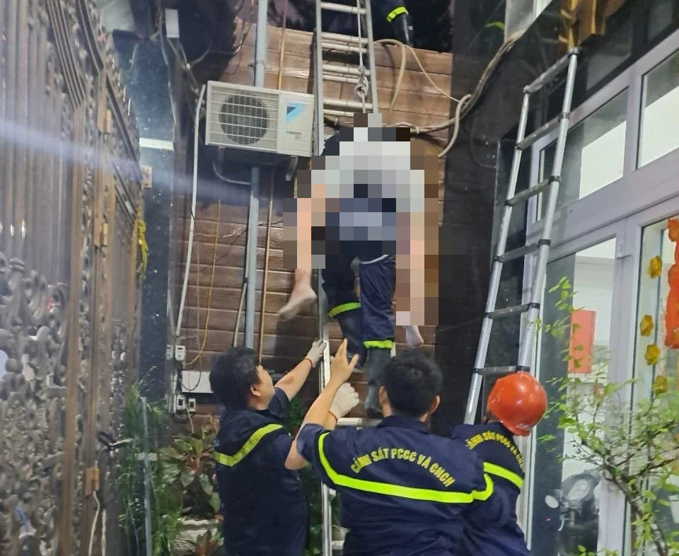 TP.HCM: Cứu thành công người phụ nữ té ngã từ tầng 3- Ảnh 1. TP.HCM: Cứu thành công người phụ nữ té ngã từ tầng 3- Ảnh 1.