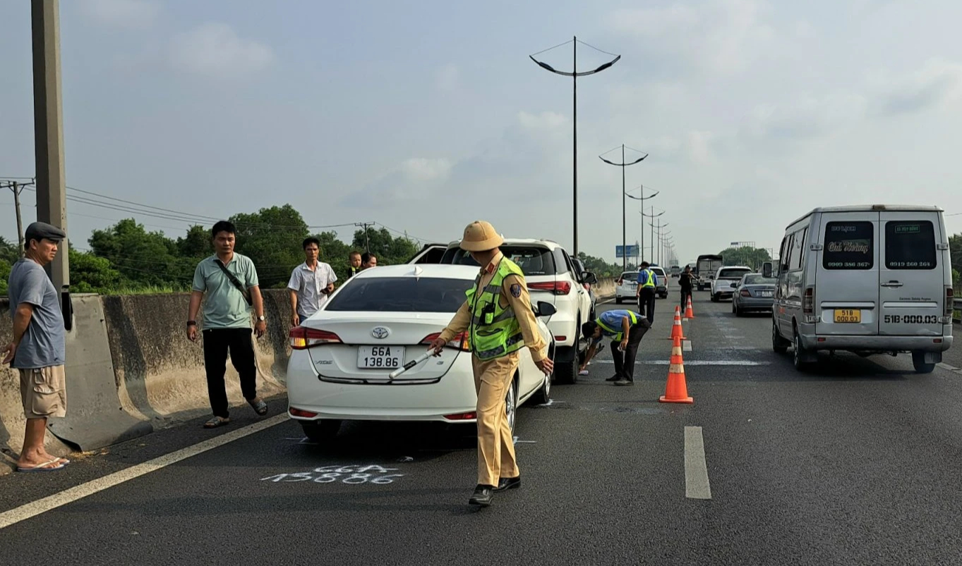 Tai nạn liên hoàn giữa 4 ô tô trên cao tốc TP.HCM - Trung Lương- Ảnh 1. Tai nạn liên hoàn giữa 4 ô tô trên cao tốc TP.HCM - Trung Lương- Ảnh 1.