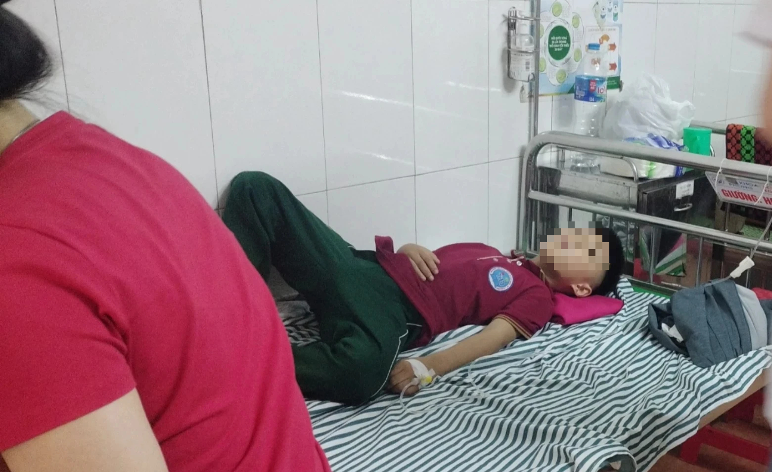 Một học sinh nhập viện trong tình trạng sốt cao, nôn ói, đau bụng