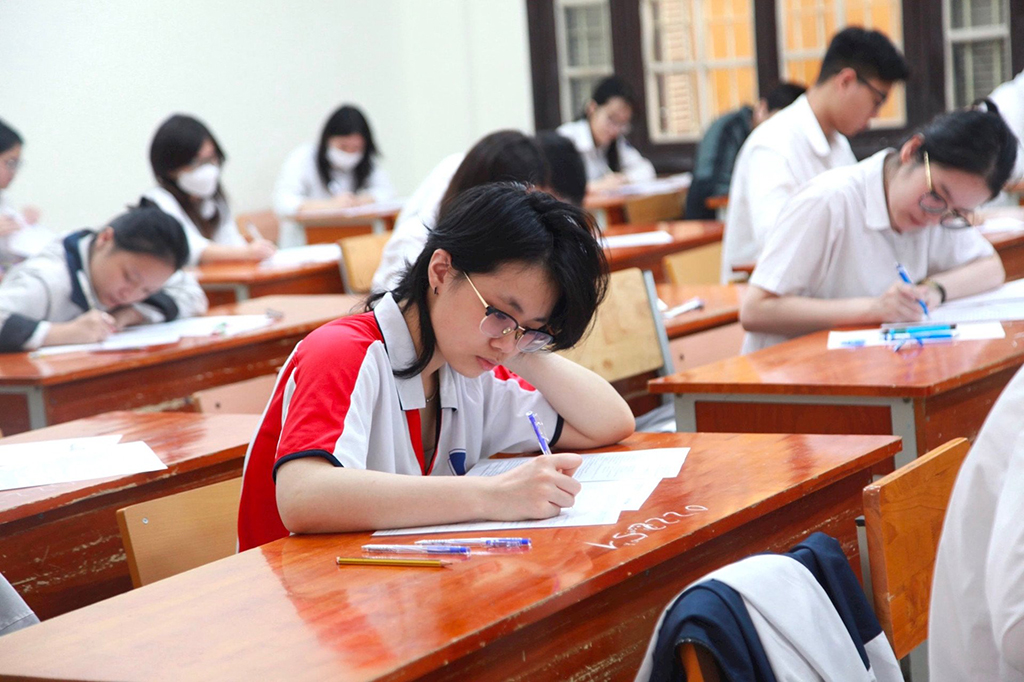 Học sinh lớp 12 của Hà Nội tham dự kỳ “thi thử” tốt nghiệp THPT 2024