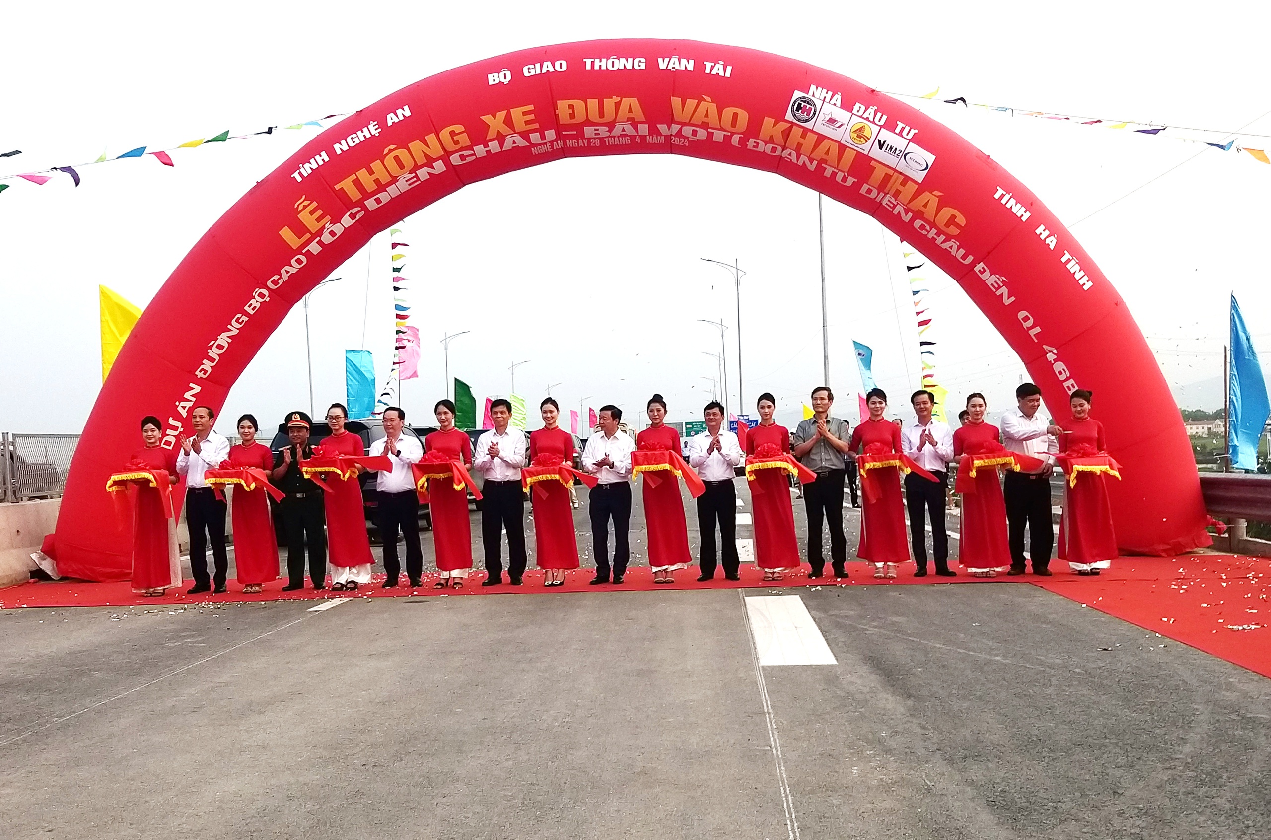 Thông xe cao tốc Diễn Châu - Quốc lộ 46B- Ảnh 1. Lễ cắt băng thông xe đoạn cao tốc Diễn Châu - Nút giao quốc lộ 46B