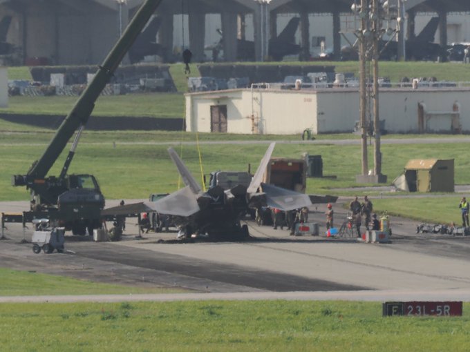 Một góc chụp khác cho thấy tình trạng của chiếc F-22 ở căn cứ Kadena hôm 11.4