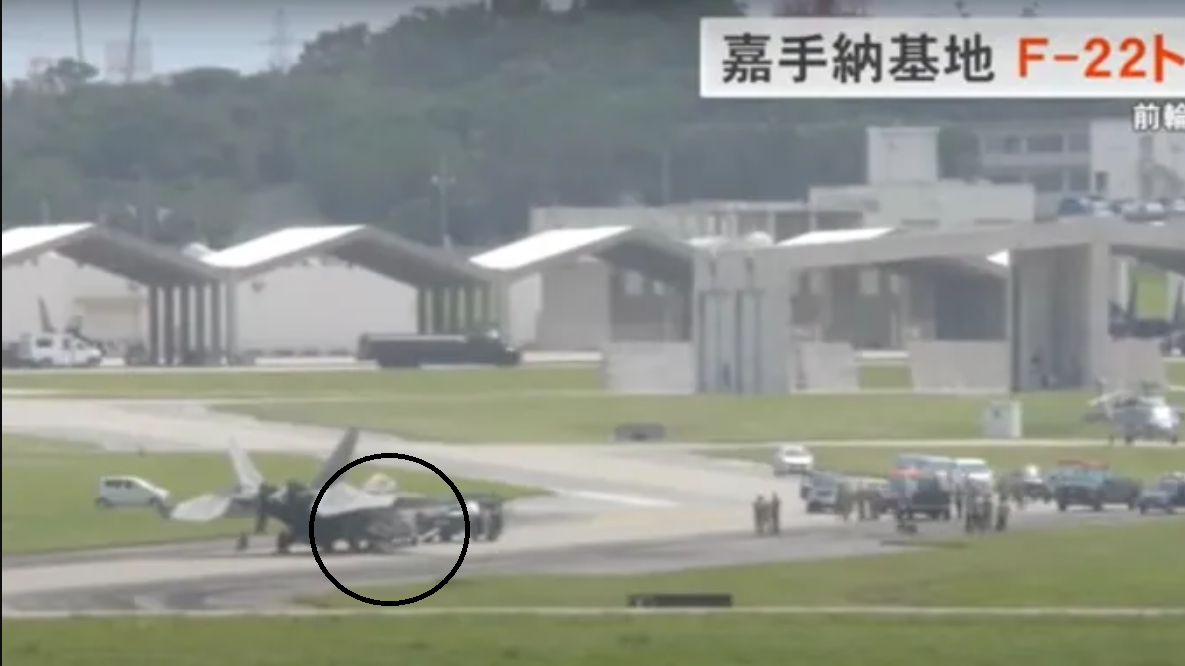 Hình ảnh chiếc F-22 chúi mũi trên đường băng ở căn cứ Nhật Bản