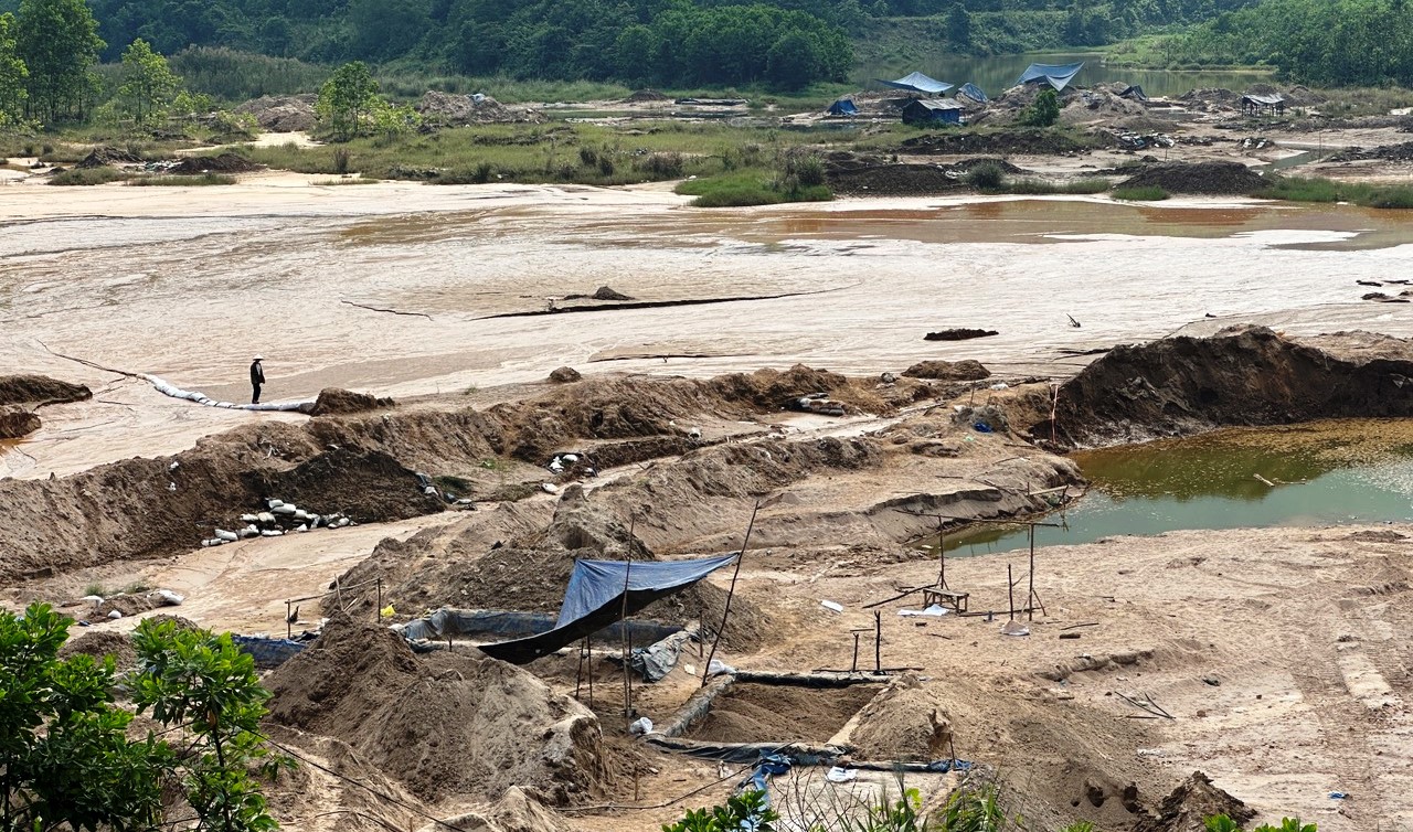 Tỉnh ủy Quảng Nam yêu cầu xử lý nghiêm nạn khai thác vàng trái phép- Ảnh 1. Tỉnh ủy Quảng Nam yêu cầu xử lý nghiêm nạn khai thác vàng trái phép- Ảnh 1.