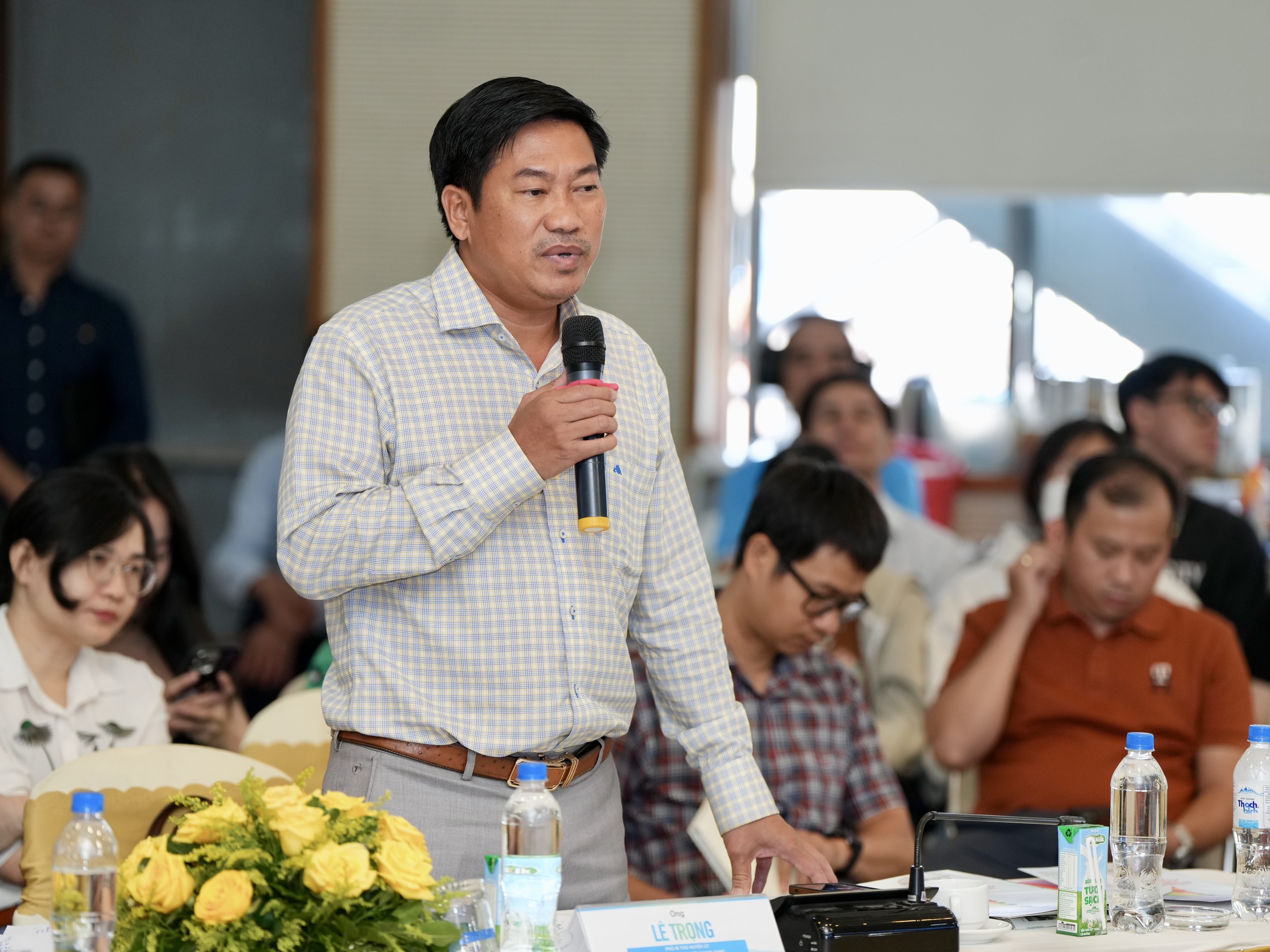 Ông Lê Trọng - Chủ tịch UBND huyện Mang Yang - phát biểu sáng 16.4