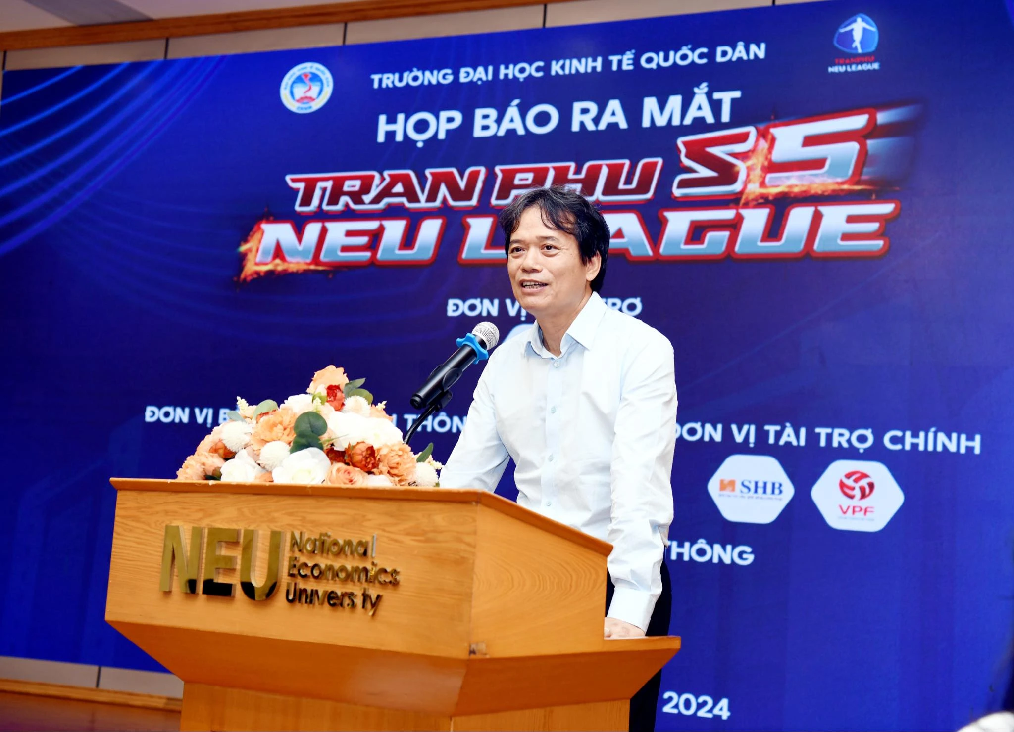 Trung vệ đội tuyển Việt Nam xỏ giày tham gia sân chơi bóng đá sinh viên