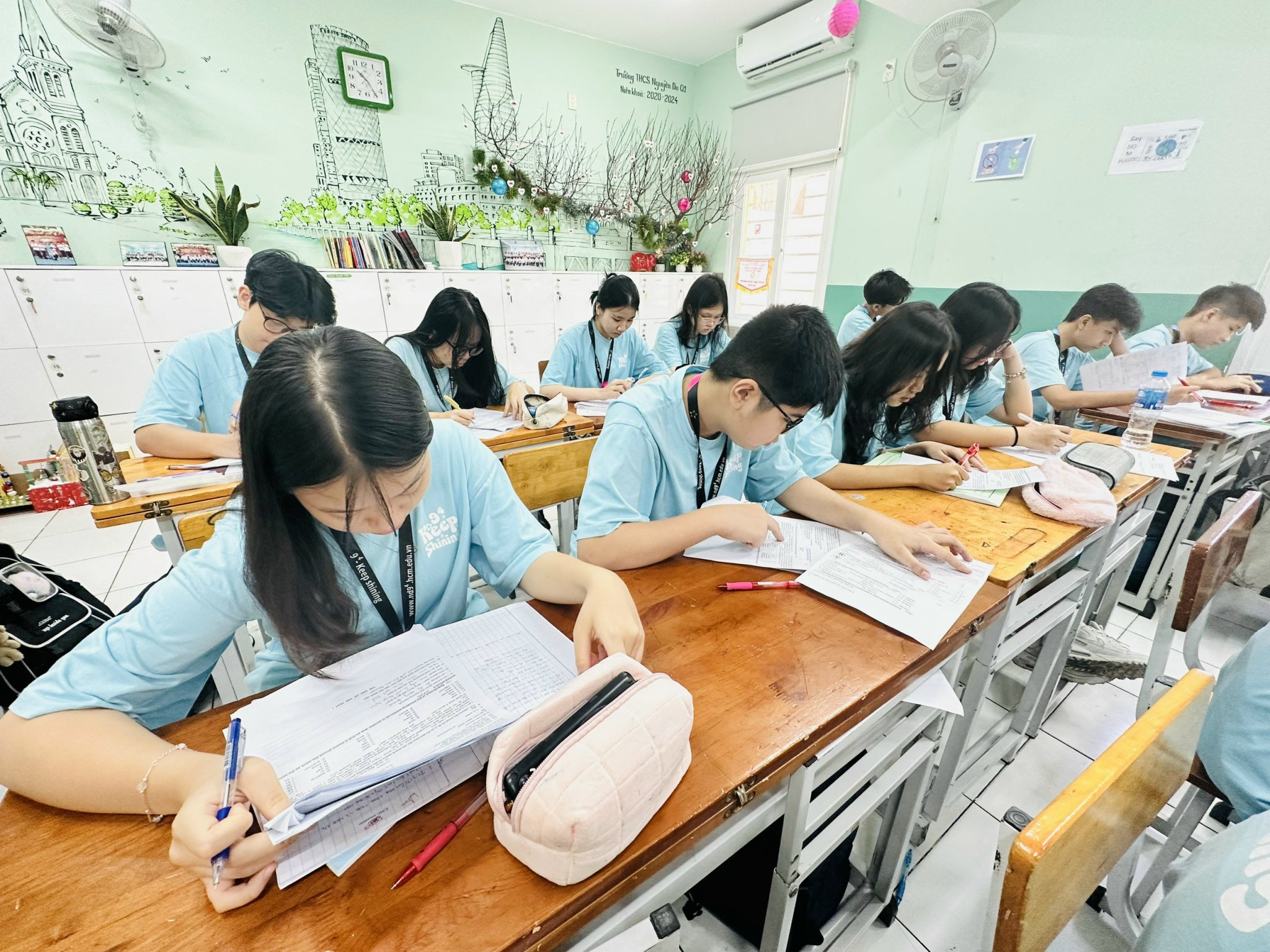 Học sinh lớp 9 chương trình tiếng Anh tích hợp của Trường THCS Nguyễn Du (Q.1, TP.HCM)