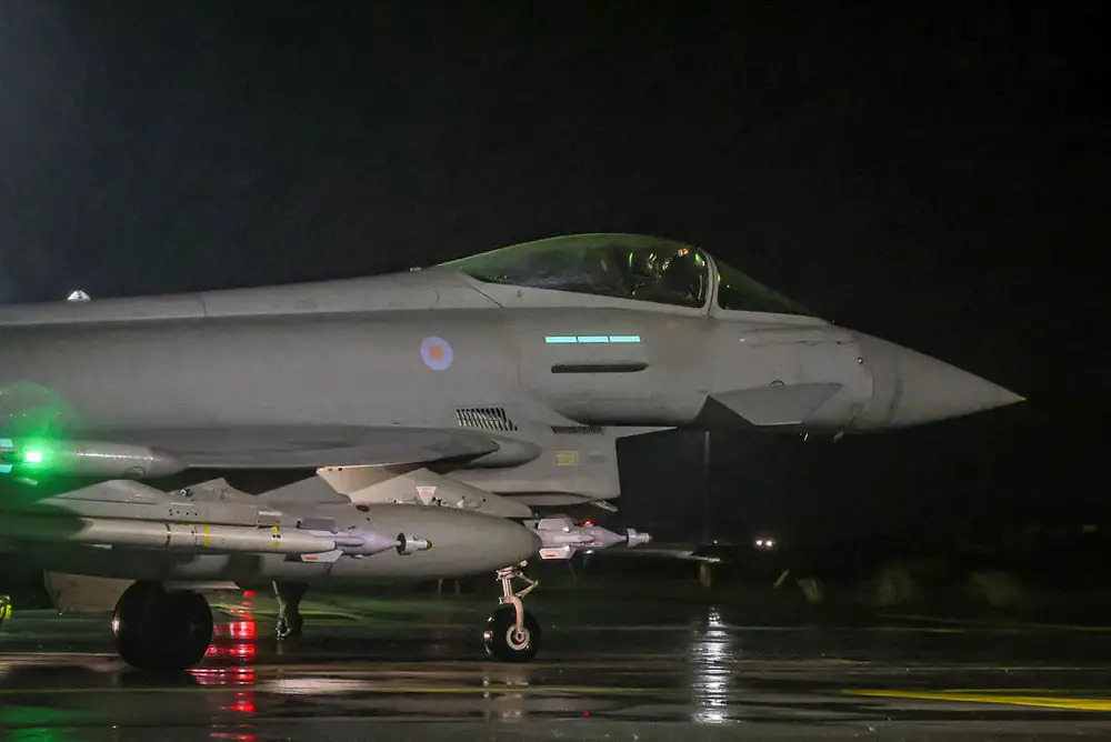 Một chiếc Typhoon FGR4 của Không quân Hoàng gia  Anh được trang bị bom dẫn đường chính xác Paveway IV, chuẩn bị thực hiện không kích nhằm vào các mục tiêu của nhóm Houthi vào ngày 22.1.2024.