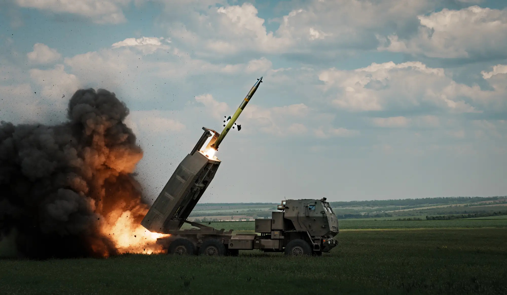 Một chiếc M142 HIMARS phóng tên lửa theo hướng Bakhmut vào ngày 18.5.2023 tại tỉnh Donetsk (Ukraine).