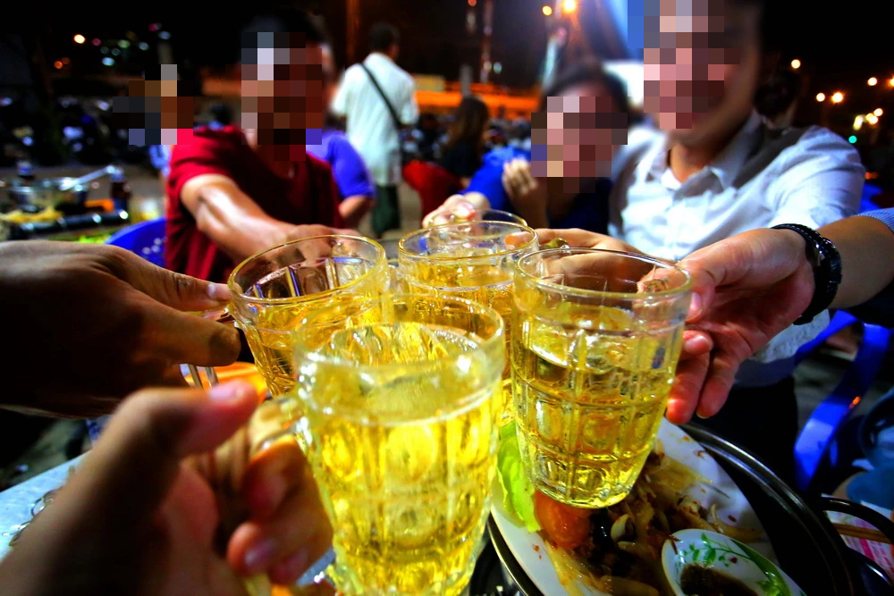 Văn hóa công sở: Có sếp hay nhậu, 'cụng' tới bến hay né tránh?- Ảnh 1.