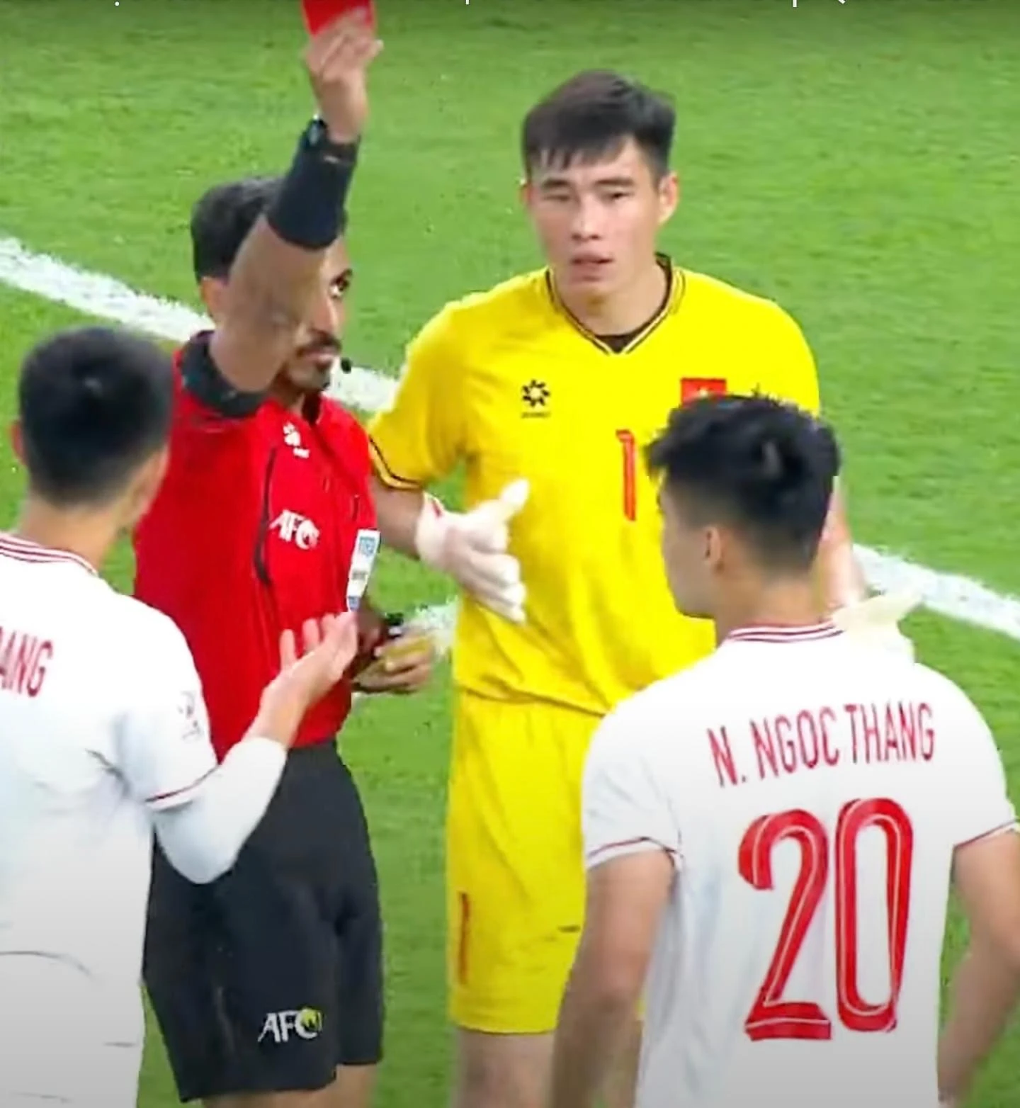 Vì sao cầu thủ Việt Nam hay nhận thẻ đỏ ở đấu trường châu lục?