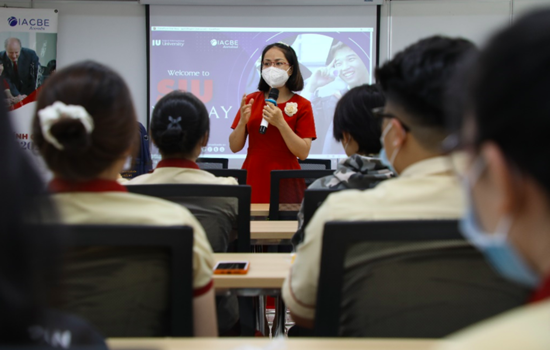 Học sinh tìm hiểu ngành tâm lý học tại Trường ĐH Quốc tế Sài Gòn