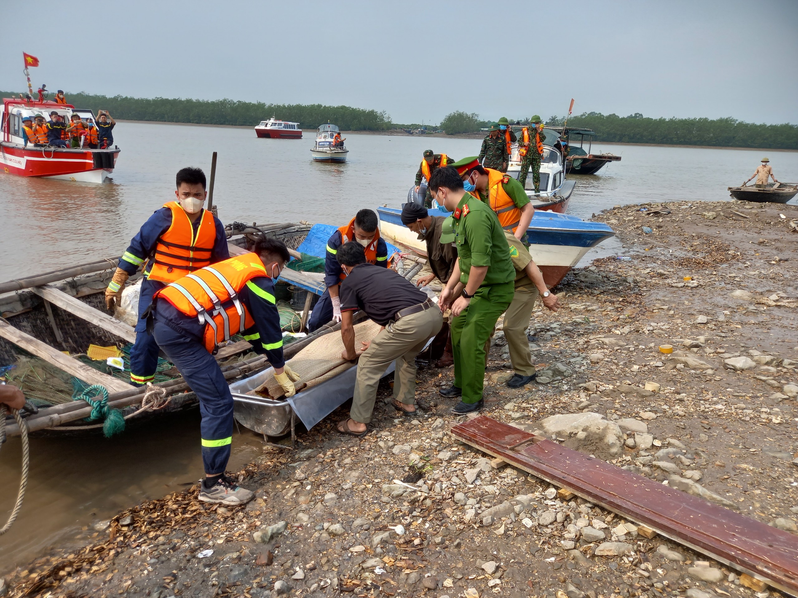 Thi thể nạn nhân cuối cùng trong vụ lật thuyền thương tâm ở Quảng Ninh đã được tìm thấy