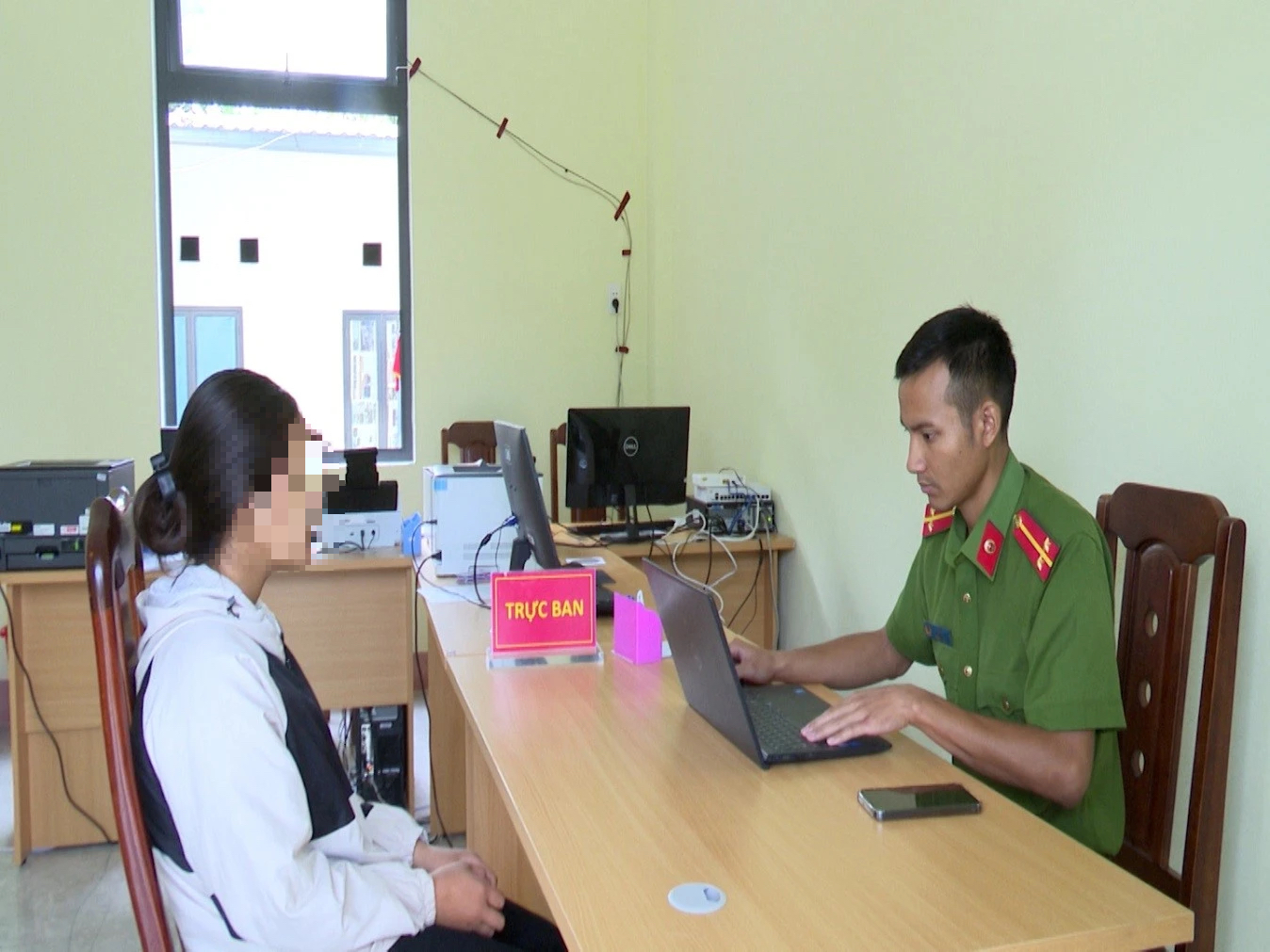 Vụ nữ sinh bị bạn bắt quỳ và tát: Công an làm việc với 4 học sinh- Ảnh 1.