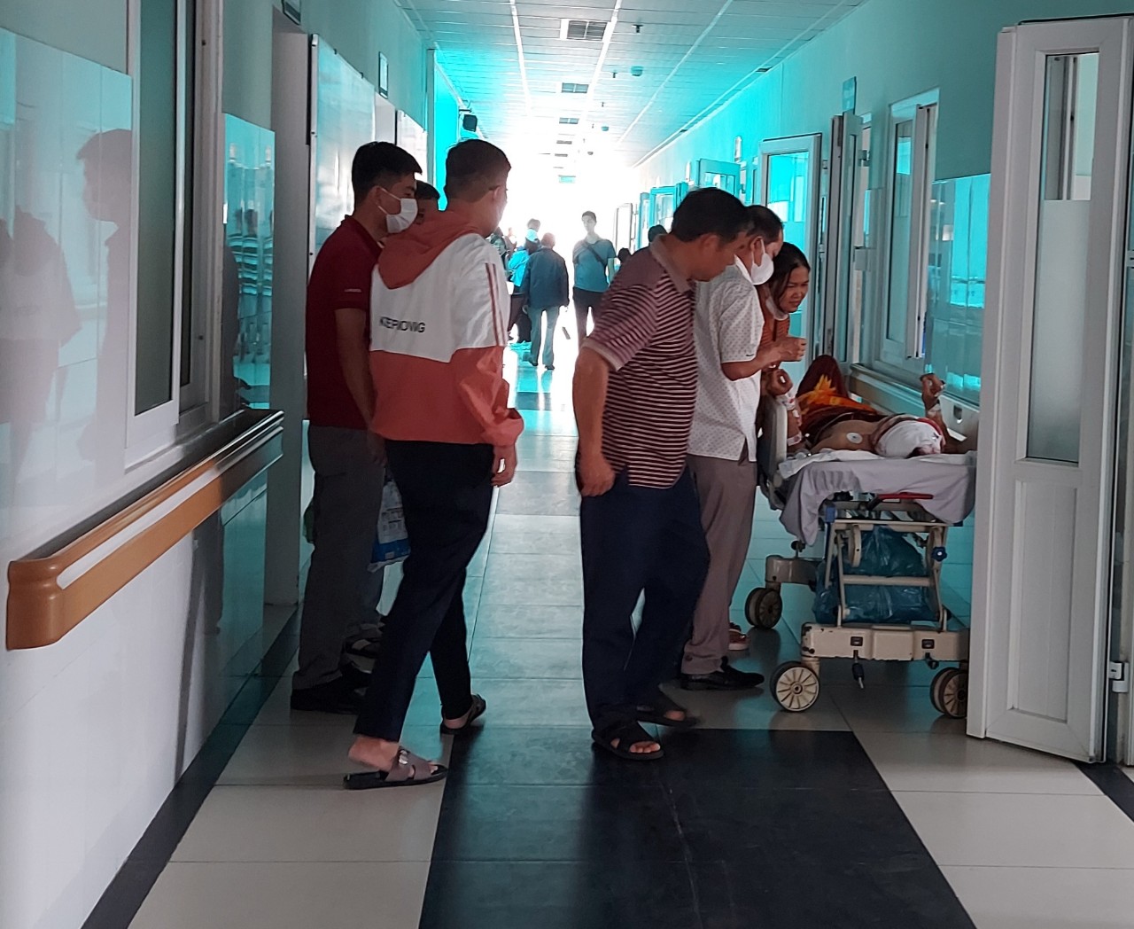 Các nạn nhân đang được điều trị tại Bệnh viện đa khoa tỉnh Kon Tụm