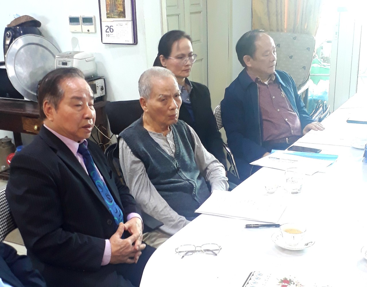 GS Trần Phương (người thứ hai từ trái sang) tại nhà riêng, đang ngồi nghe đoàn tổ chức hội nghị trù bị các nhà đầu tư HUBT báo cáo, tháng 10.2020