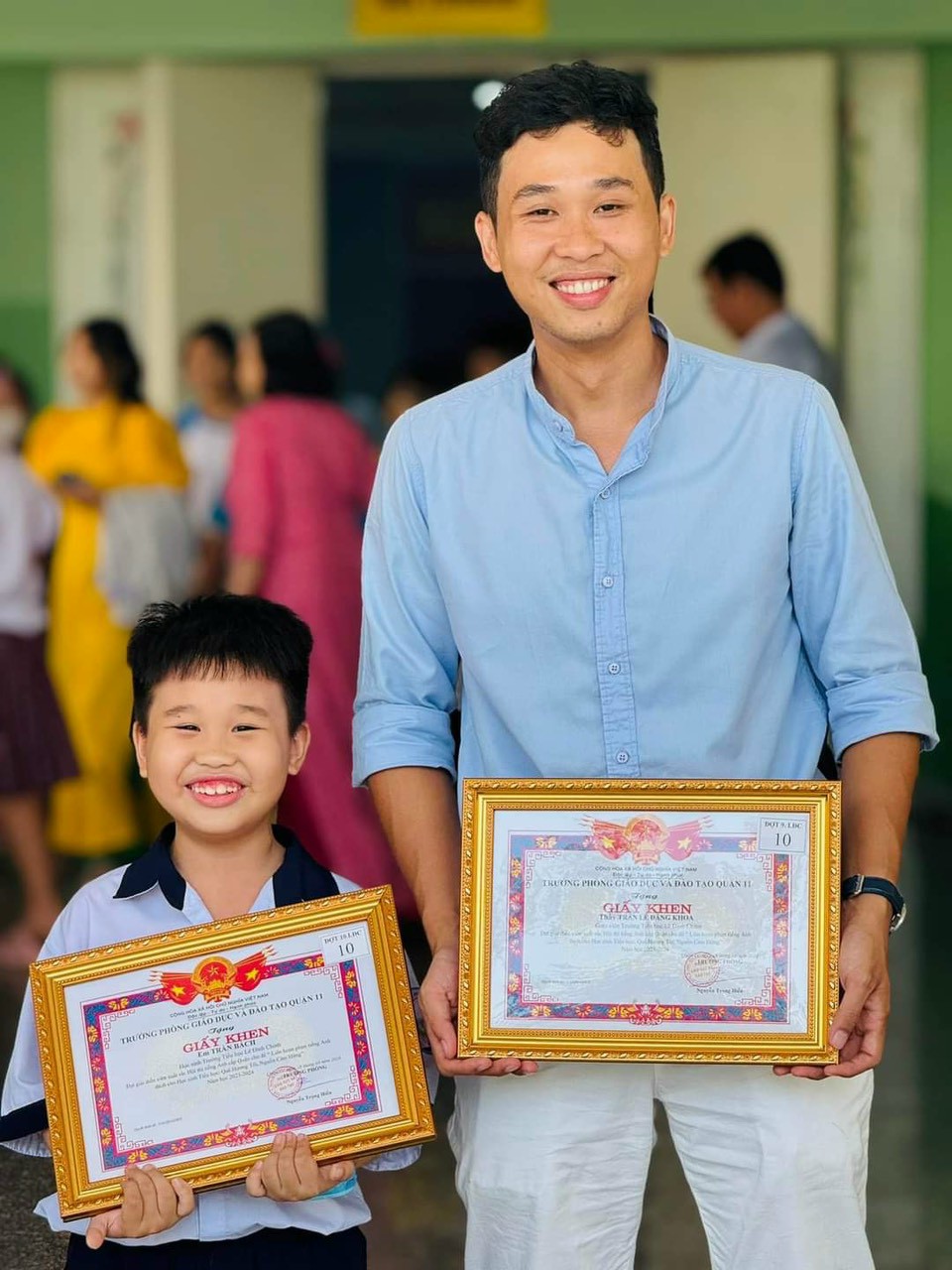 Học sinh Trần Bách và thầy giáo Trần Lê Đăng Khoa là 2 trong số 8 cá nhân tiêu biểu của hội thi được Phòng GD-ĐT Q.11 khen thưởng