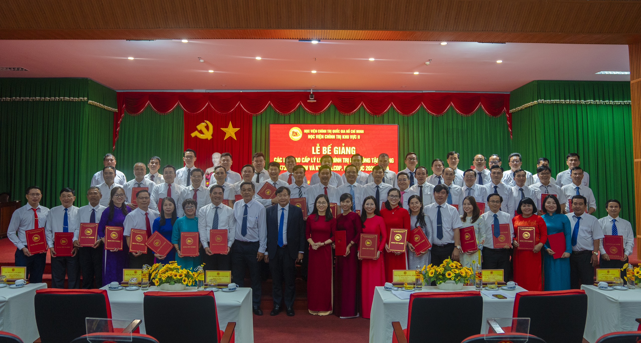 116 cán bộ dự nguồn các chức danh lãnh đạo nhận bằng Cao cấp lý luận chính trị- Ảnh 1.