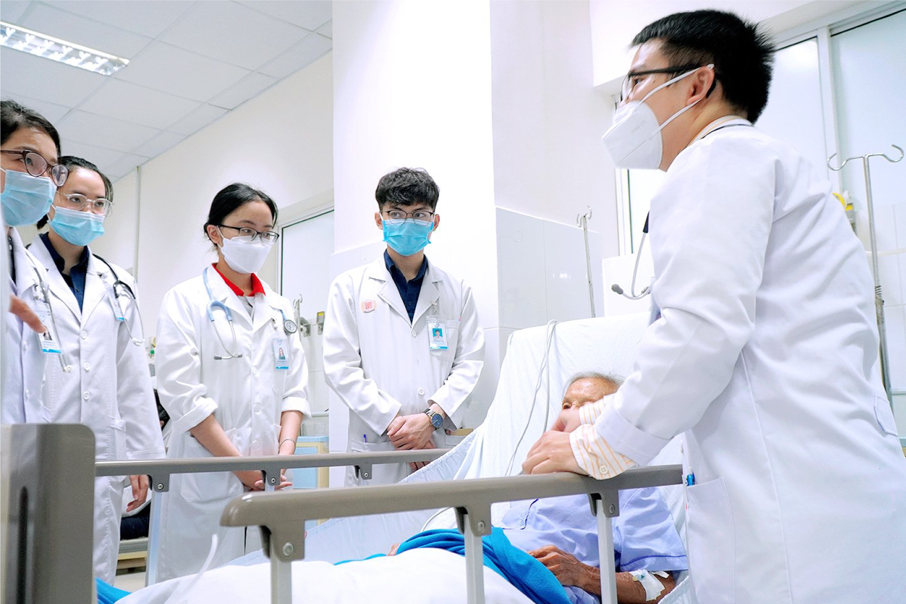 Sinh viên ngành y khoa Trường ĐH Phan Châu Trinh thực hành tại bệnh viện