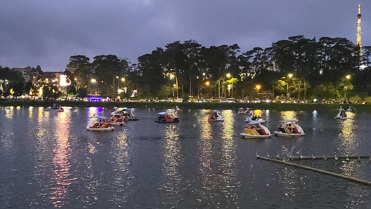 Đà Lạt vẫn yên bình, du khách thoải mái đạp Pedalo ngắm cảnh, thư giãn trên thắng cảnh hồ Xuân Hương
