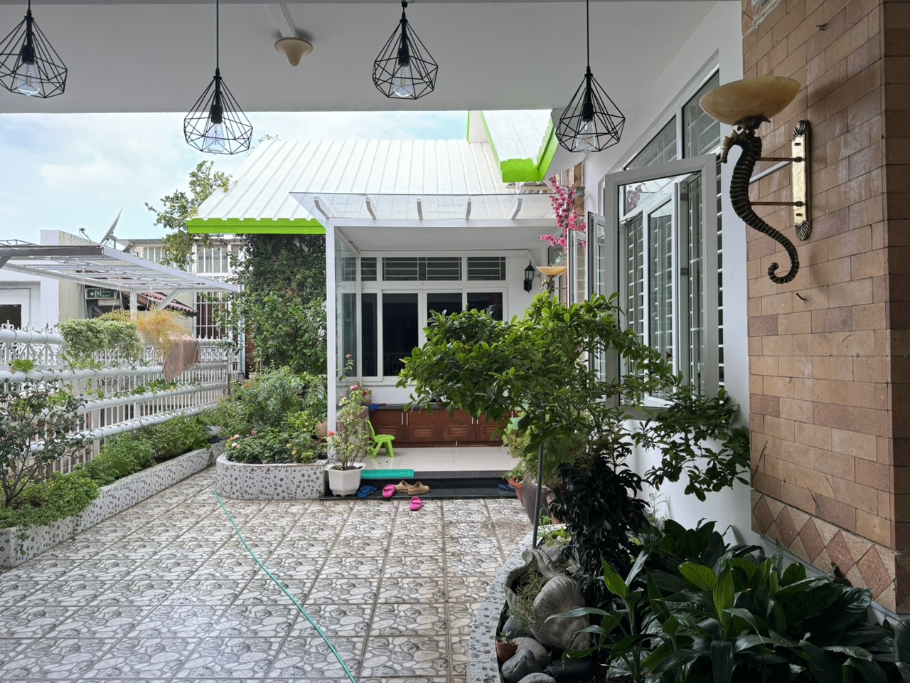 Mưa chưa đủ ướt sân, sáng nay nhiều người dân TP.HCM 'mừng hụt' khi mây đen vần vũ- Ảnh 2. Khoảng 15 phút sau, một cơn mưa rào nhẹ ập đến. Nhưng chỉ khoảng chưa đầy 5 phút trời đã tạnh.