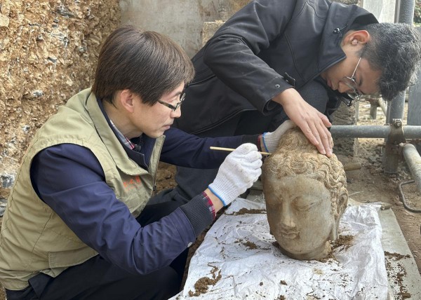 Bất ngờ về đầu tượng Phật ẩn trong bức tường của hang đá nổi tiếng ở Trung Quốc