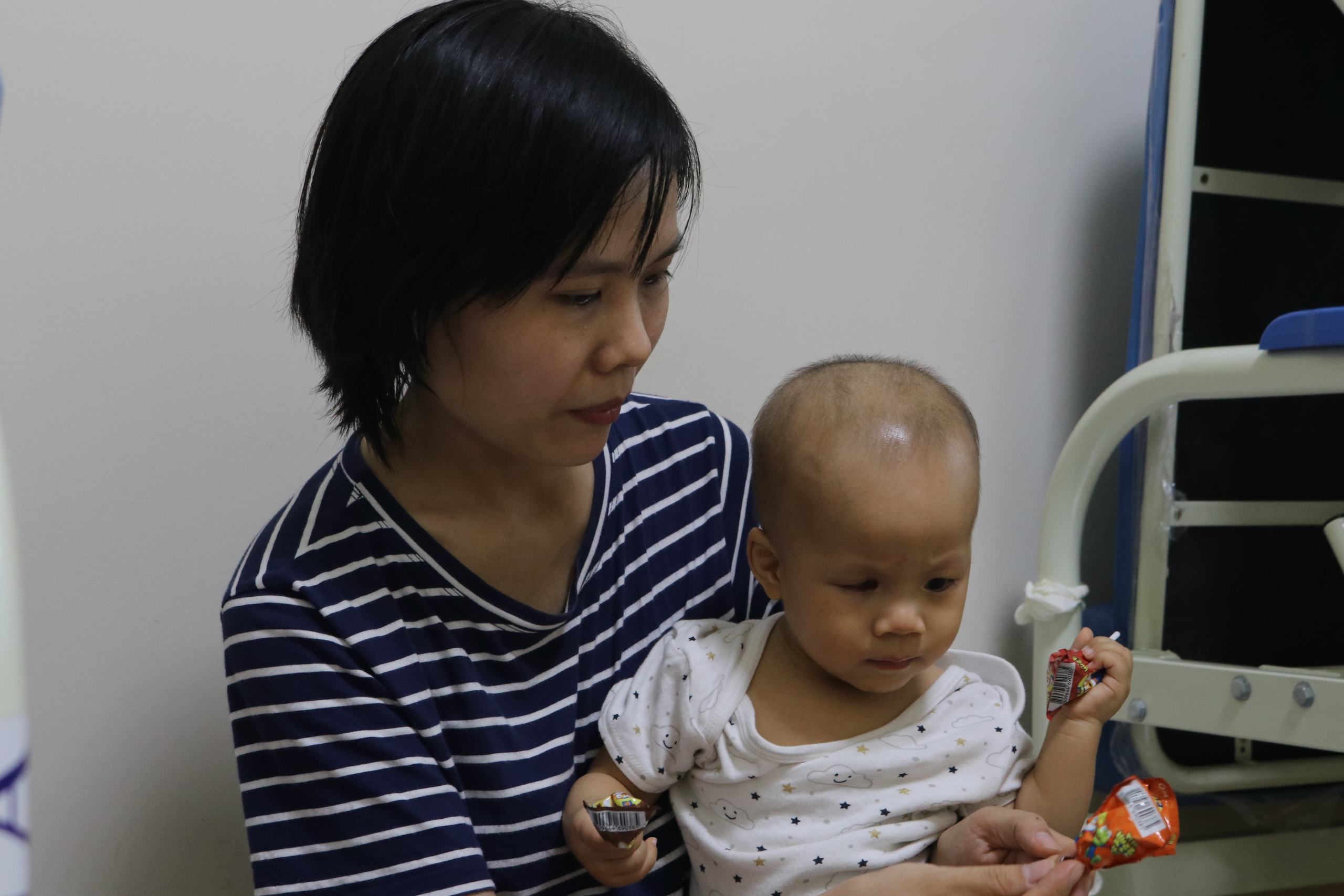 Những tháng ngày chữa bệnh dài đằng đẵng khiến gia đình chị Thảo rơi vào kiệt quệ