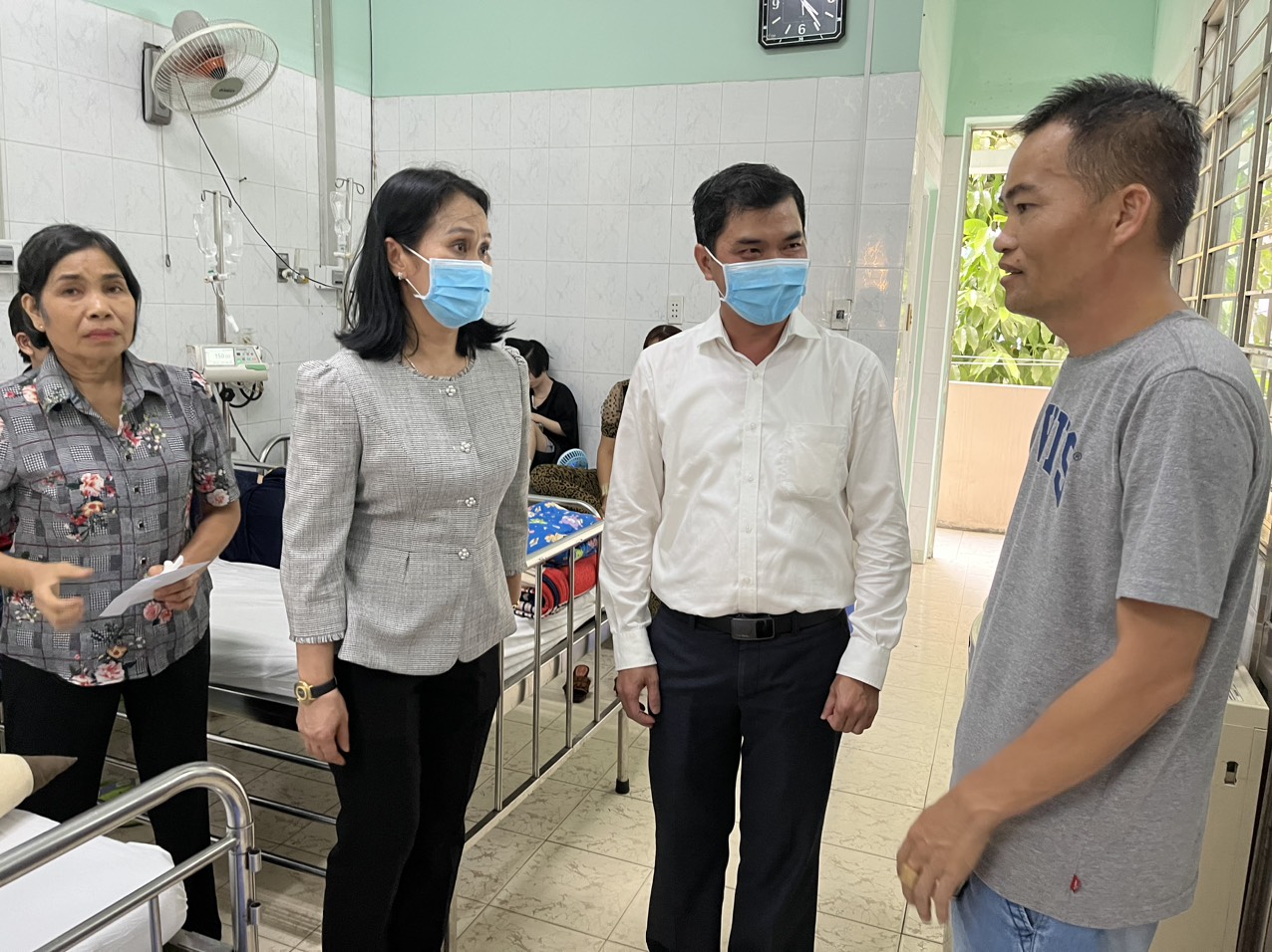 Vụ ngộ độc sau ăn bánh mì ở Đồng Nai: Tiệm 'mượn' giấy phép kinh doanh- Ảnh 3. Lãnh đạo TP.Long Khánh đến thăm và động viên gia đình bệnh nhi ngộ độc thực phẩm sau ăn bánh mì, đang nằm điều trị tại Bệnh viện Nhi đồng Đồng Nai