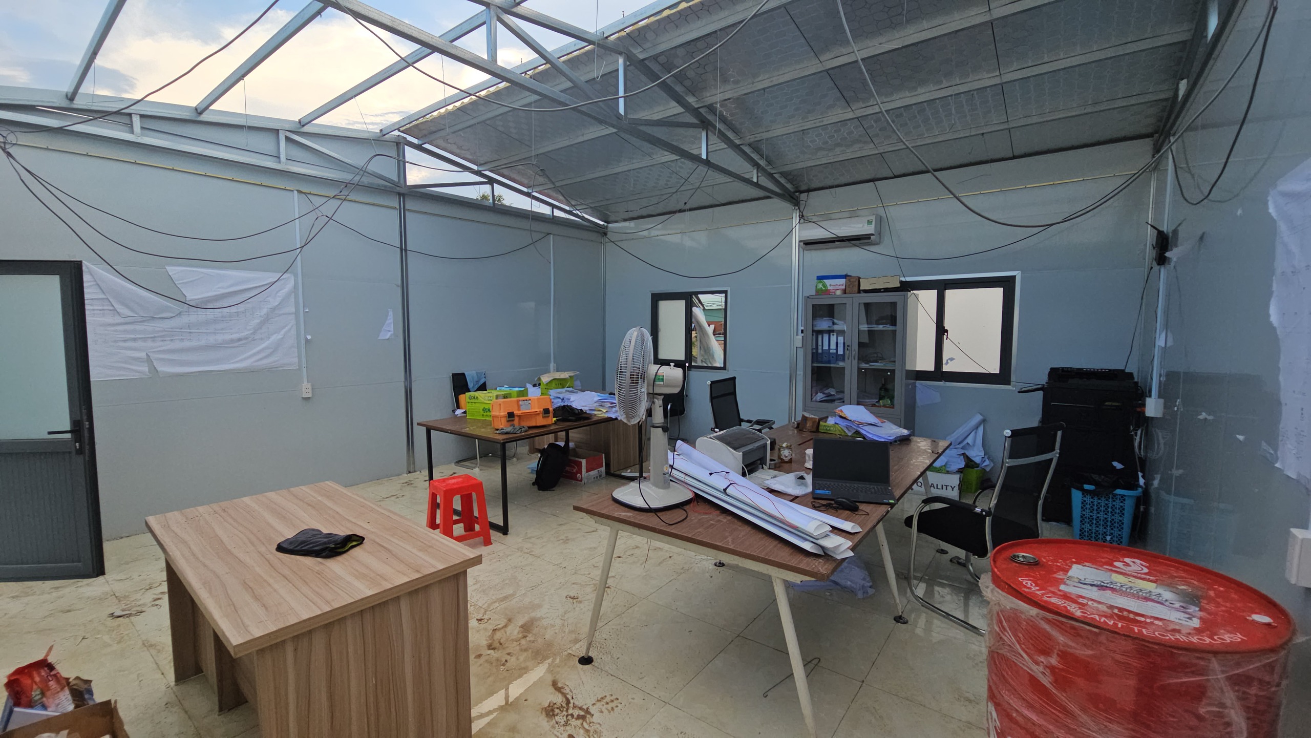 Máy móc bên trong văn phòng nơi làm việc của nhân viên công trình thuộc dự án vành đai 3 bị ướt hư hỏng