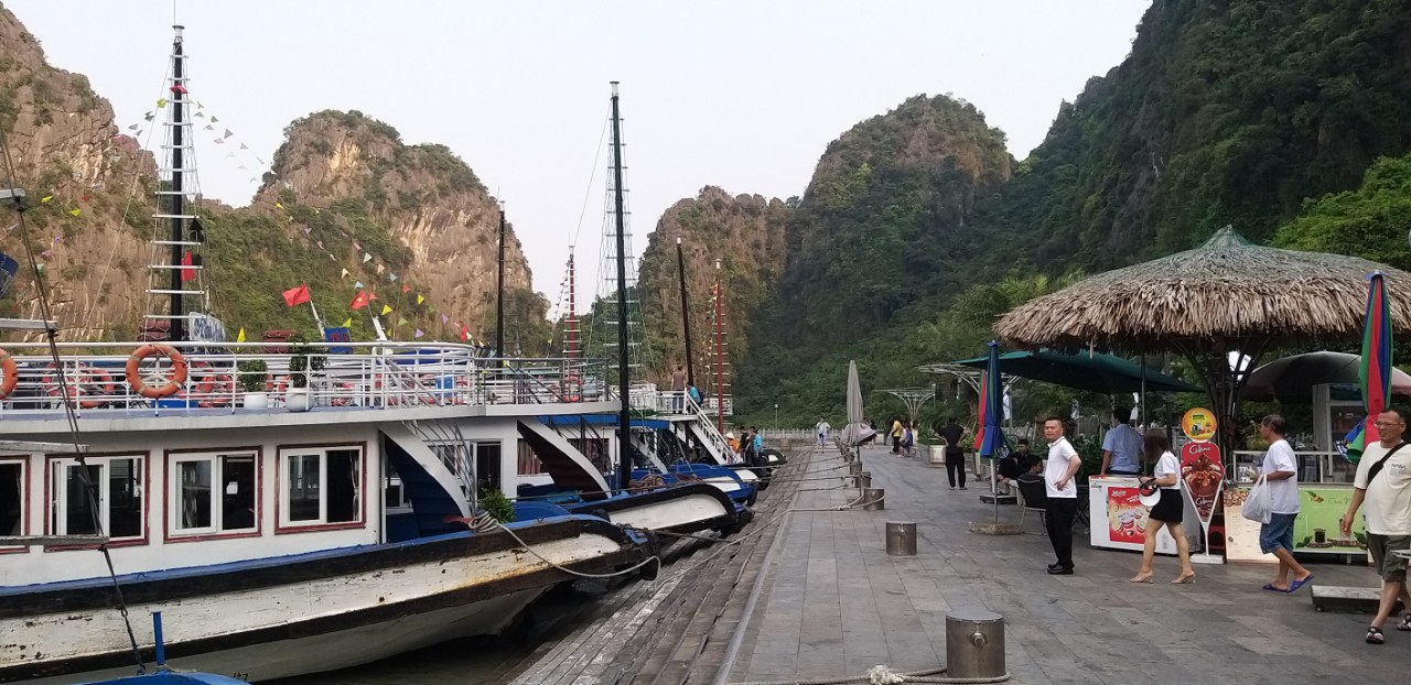 Hơn 1 triệu lượt khách tham quan vịnh Hạ Long Hơn 1 triệu lượt khách tham quan vịnh Hạ Long