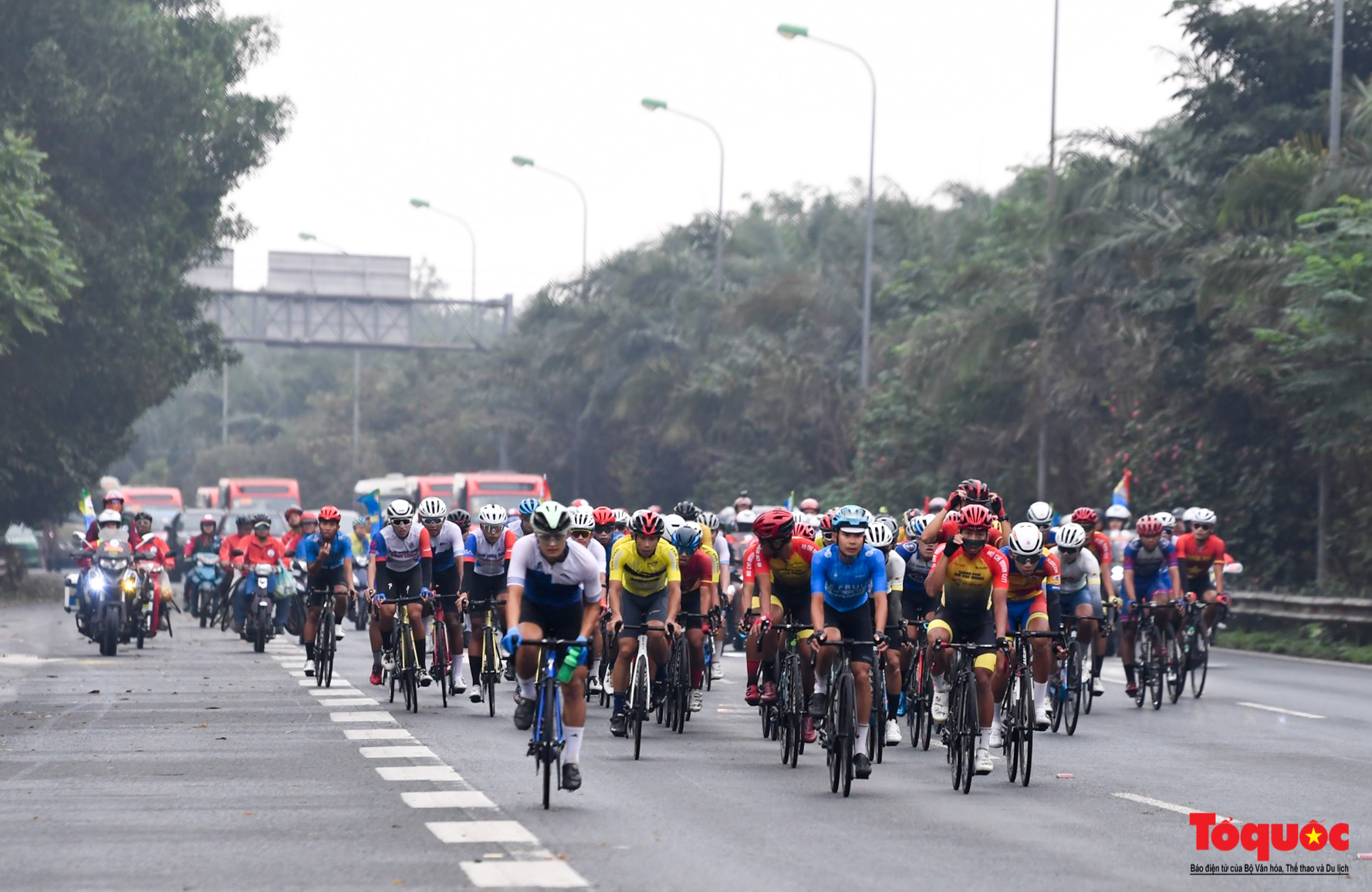 Chặng 2 Cuộc đua xe đạp về Điện Biên Phủ 2024: Tay đua Phạm Lê Xuân Lộc vượt đèo đá trắng giữ áo vàng - Ảnh 3.