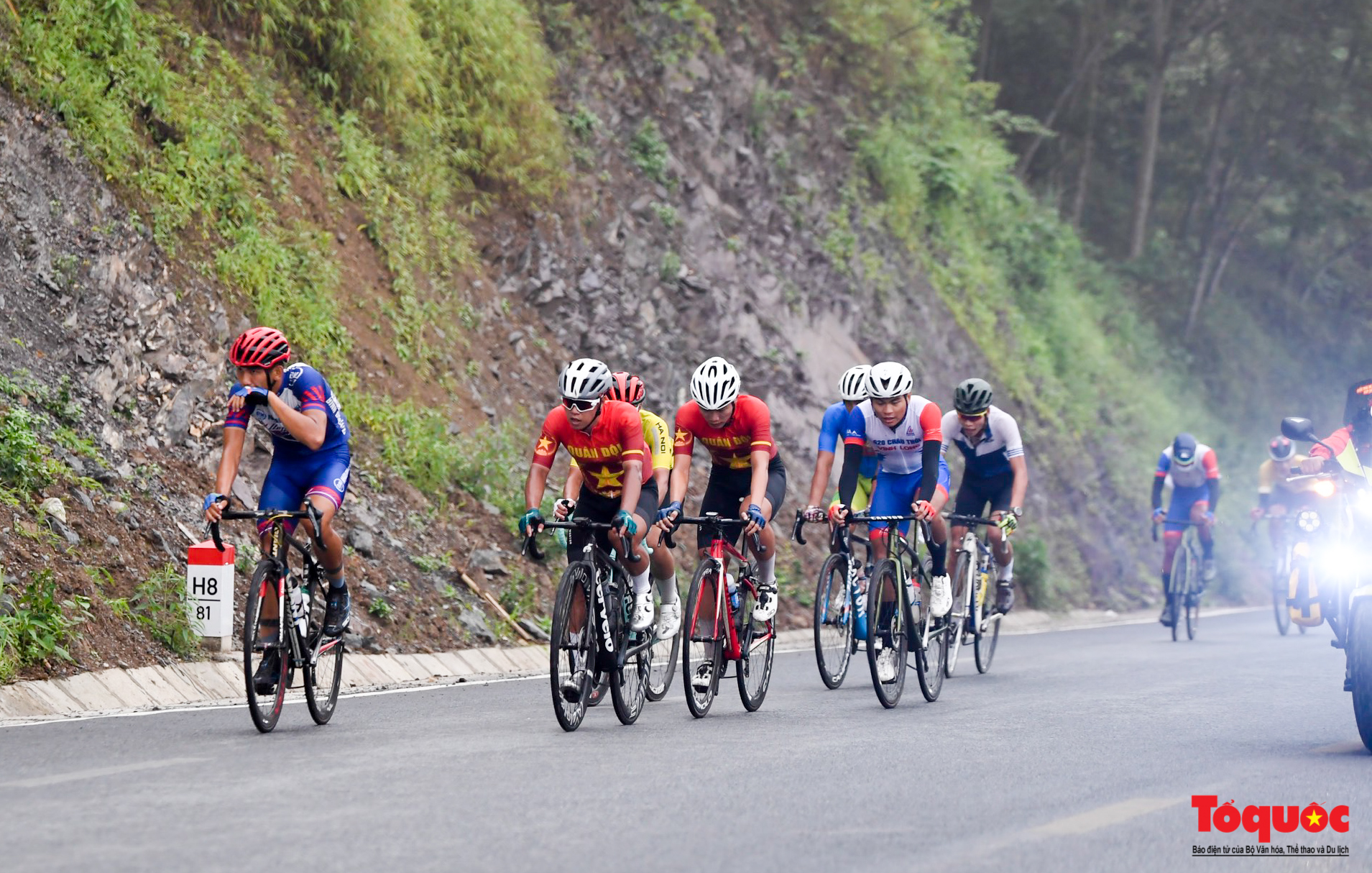 Chặng 2 Cuộc đua xe đạp về Điện Biên Phủ 2024: Tay đua Phạm Lê Xuân Lộc vượt đèo đá trắng giữ áo vàng - Ảnh 8.