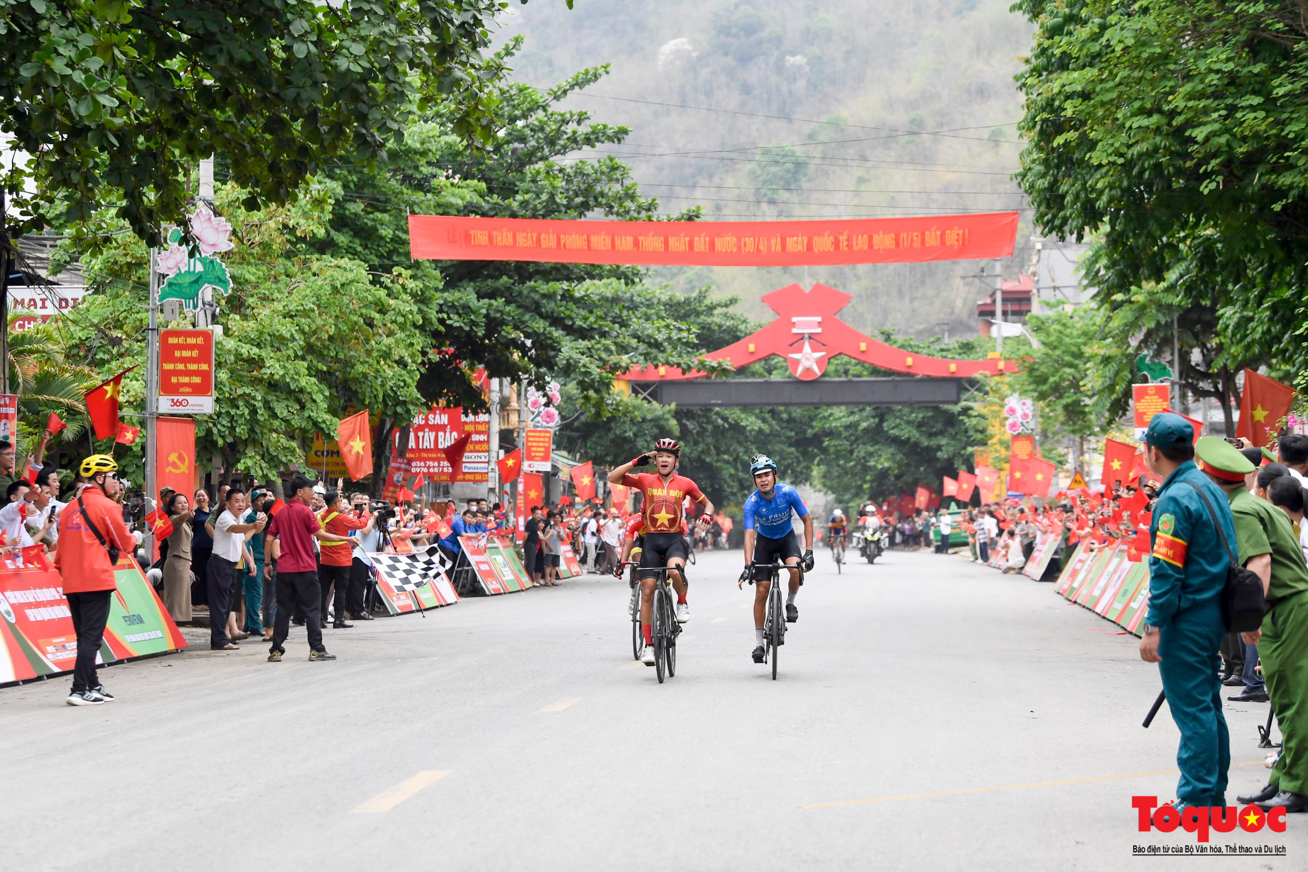 Chặng 2 Cuộc đua xe đạp về Điện Biên Phủ 2024: Tay đua Phạm Lê Xuân Lộc vượt đèo đá trắng giữ áo vàng - Ảnh 13.