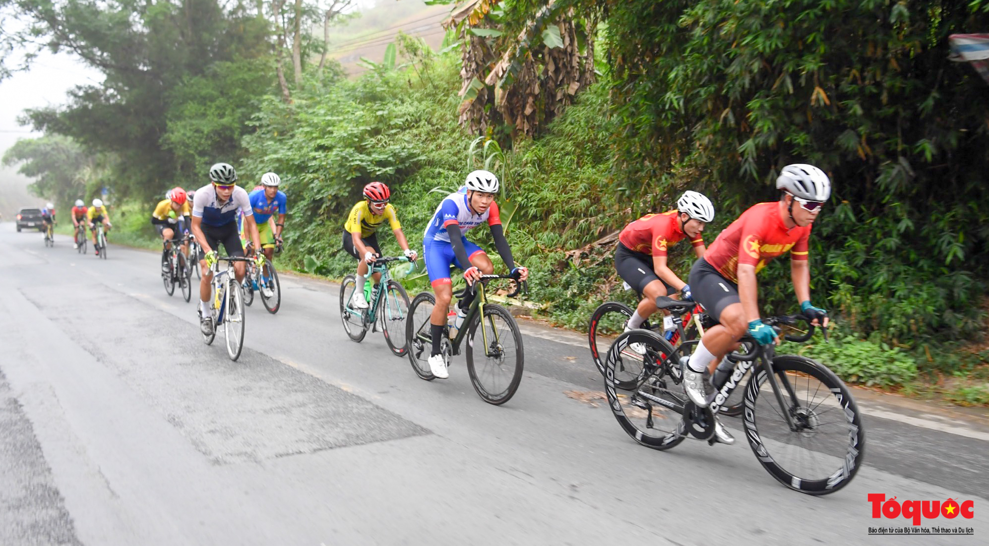 Chặng 2 Cuộc đua xe đạp về Điện Biên Phủ 2024: Tay đua Phạm Lê Xuân Lộc vượt đèo đá trắng giữ áo vàng - Ảnh 12.