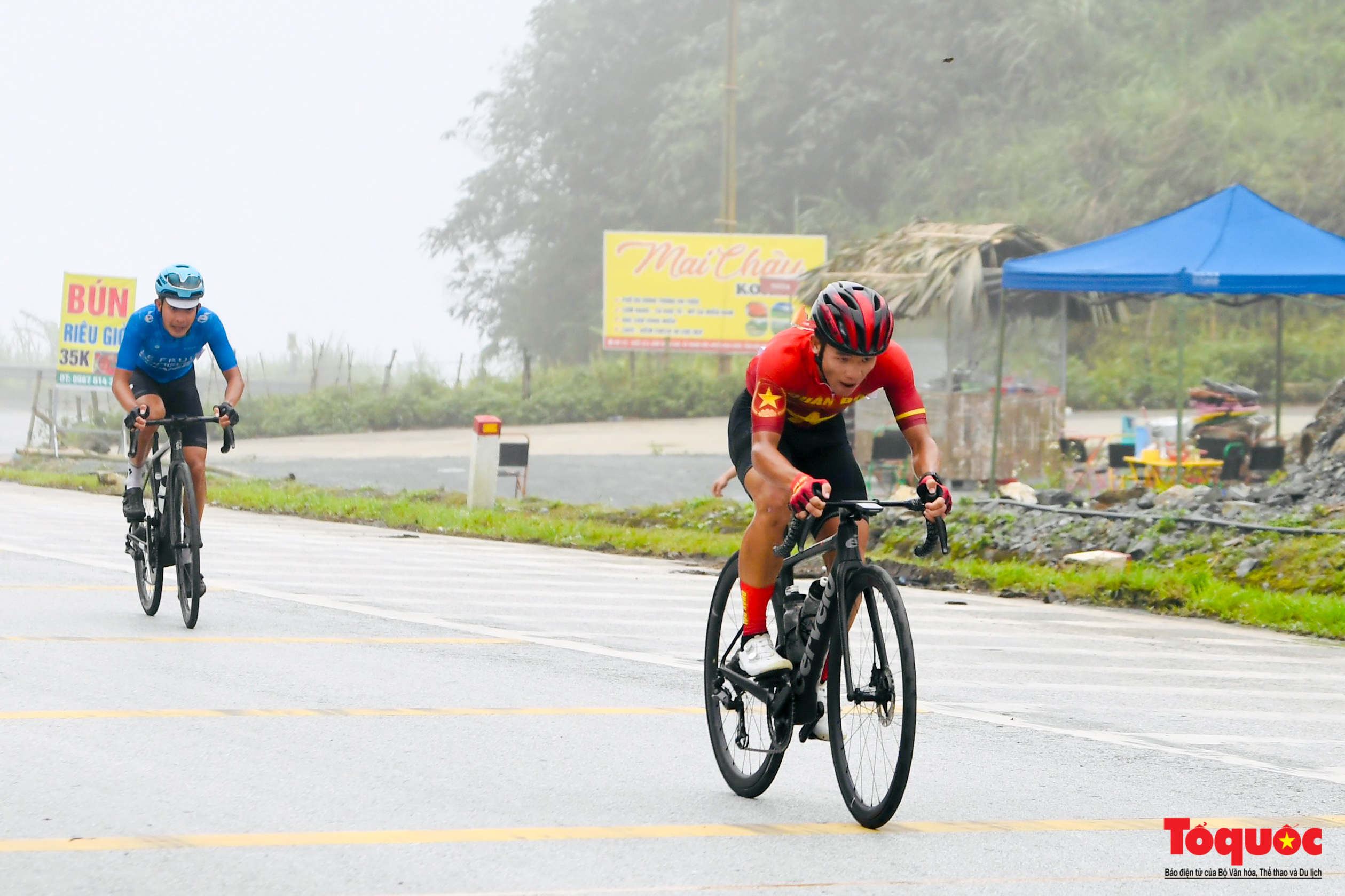 Chặng 2 Cuộc đua xe đạp về Điện Biên Phủ 2024: Tay đua Phạm Lê Xuân Lộc vượt đèo đá trắng giữ áo vàng - Ảnh 10.