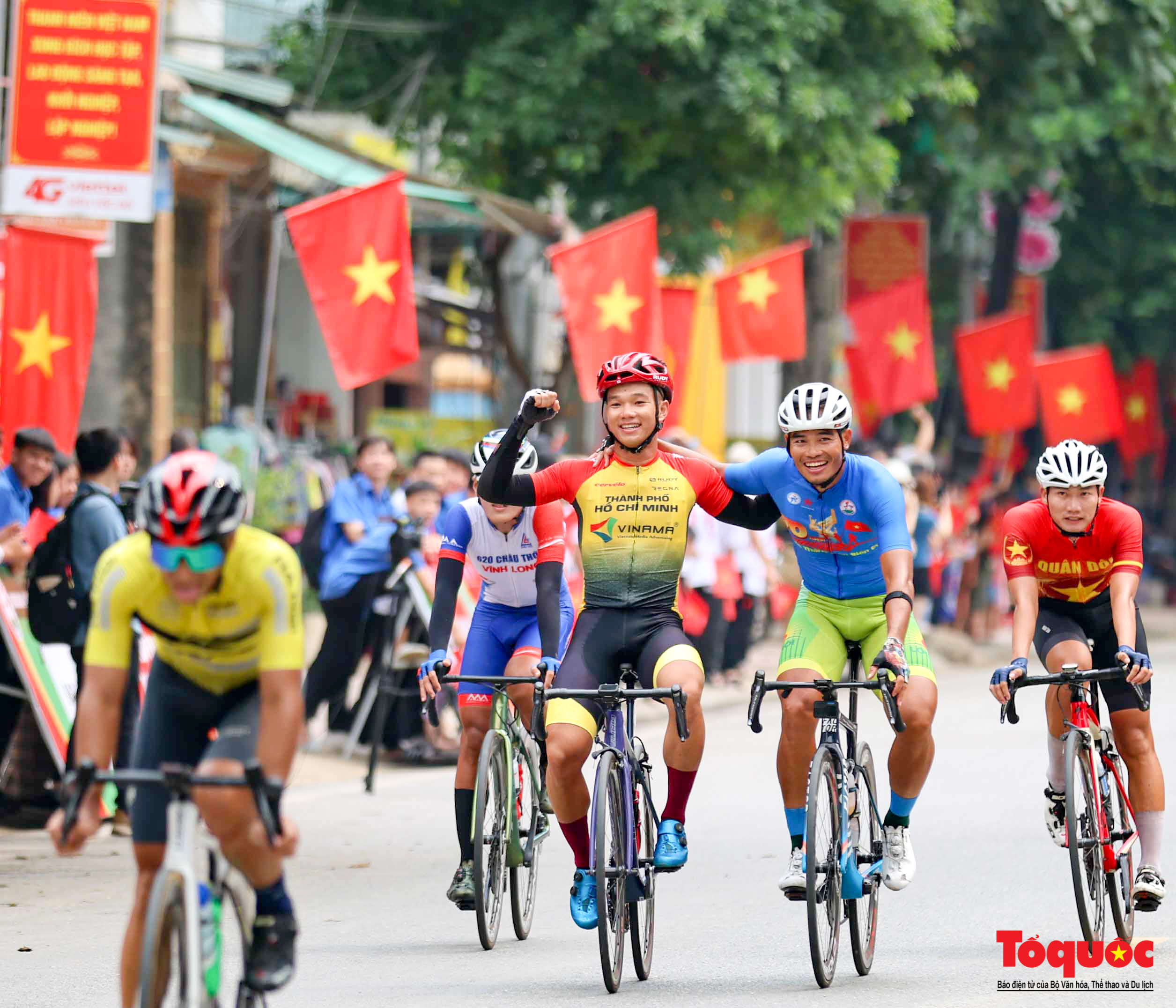 Chặng 2 Cuộc đua xe đạp về Điện Biên Phủ 2024: Tay đua Phạm Lê Xuân Lộc vượt đèo đá trắng giữ áo vàng - Ảnh 15.