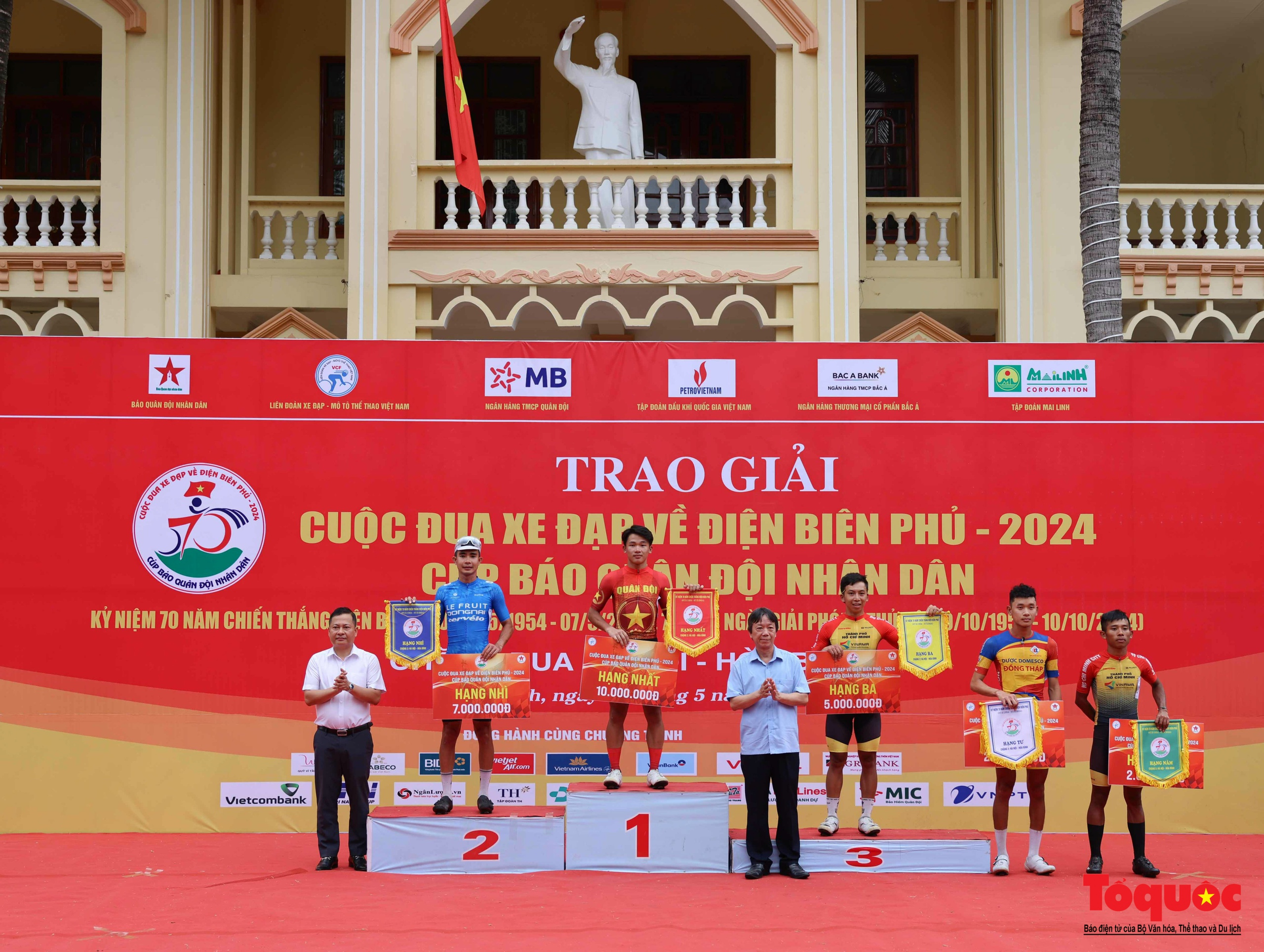 Chặng 2 Cuộc đua xe đạp về Điện Biên Phủ 2024: Tay đua Phạm Lê Xuân Lộc vượt đèo đá trắng giữ áo vàng - Ảnh 17.