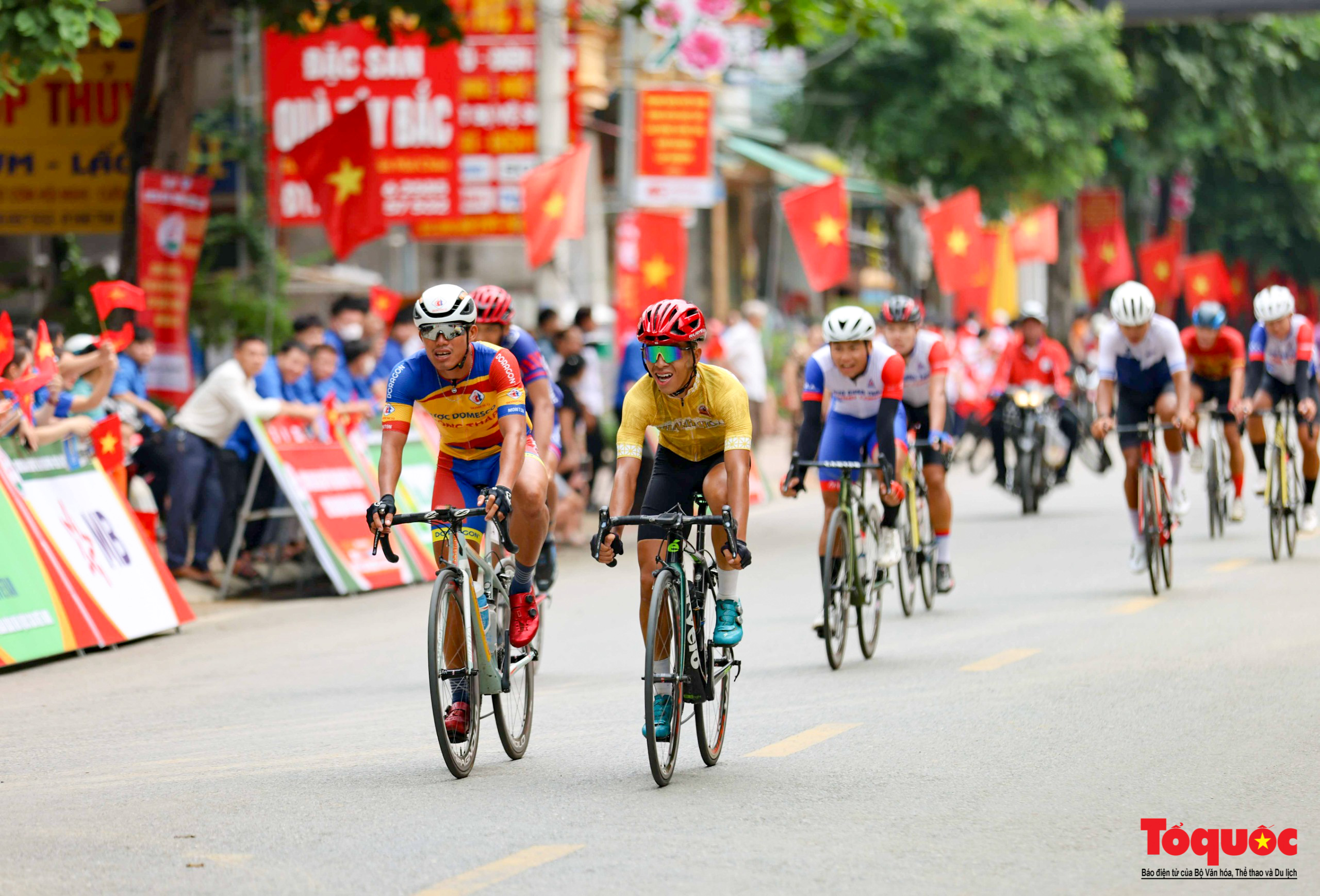 Chặng 2 Cuộc đua xe đạp về Điện Biên Phủ 2024: Tay đua Phạm Lê Xuân Lộc vượt đèo đá trắng giữ áo vàng - Ảnh 16.