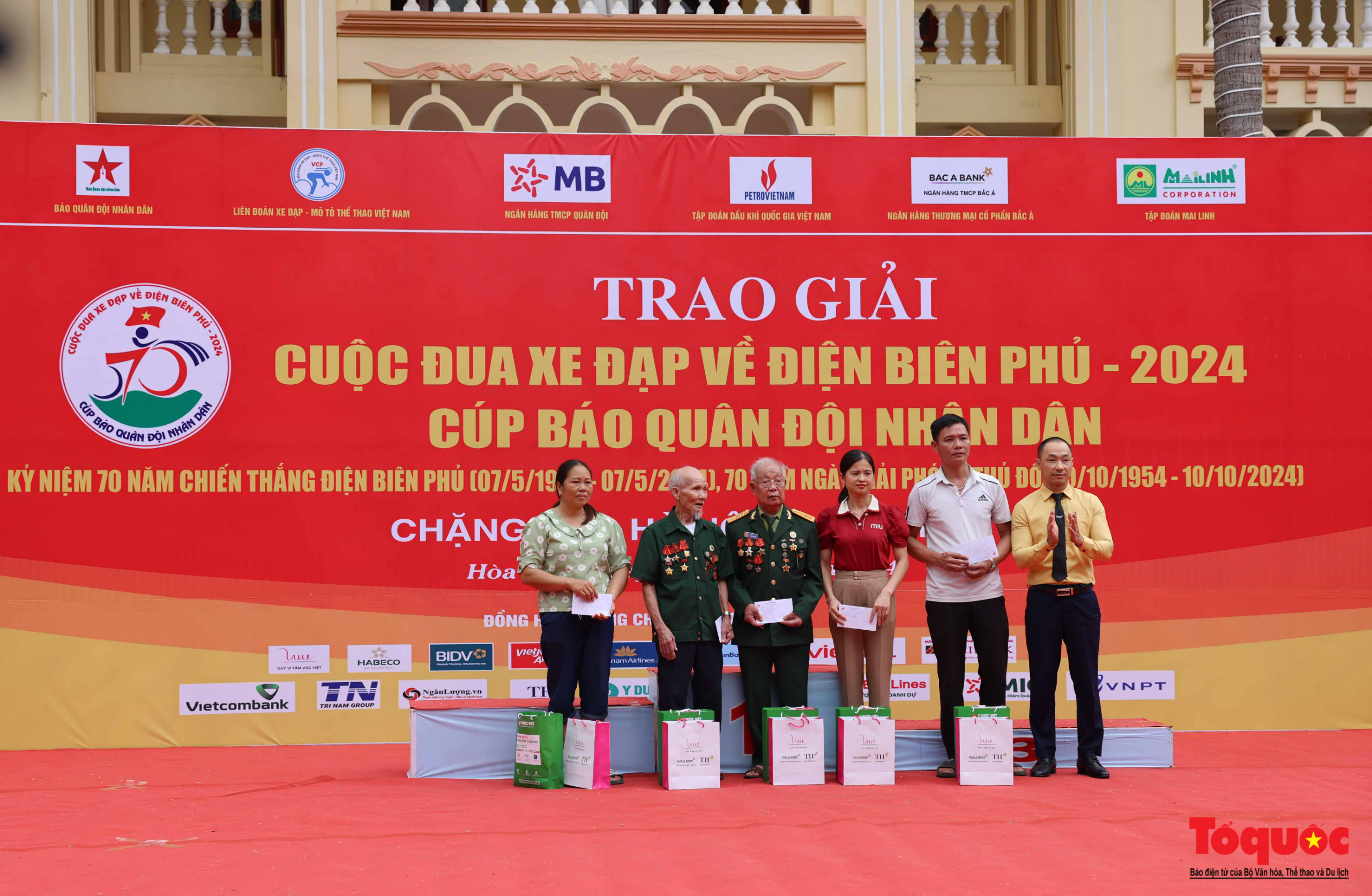 Chặng 2 Cuộc đua xe đạp về Điện Biên Phủ 2024: Tay đua Phạm Lê Xuân Lộc vượt đèo đá trắng giữ áo vàng - Ảnh 18.