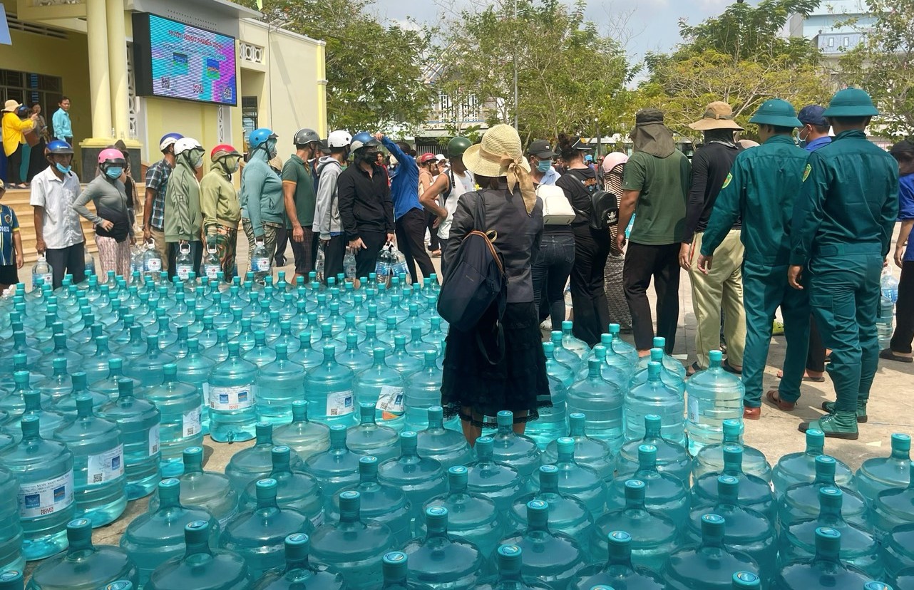 1.500 bình nước ion kiềm 20 lít được tặng cho 550 hộ dân ở 2 xã Tân Tập và Phước Vĩnh Đông