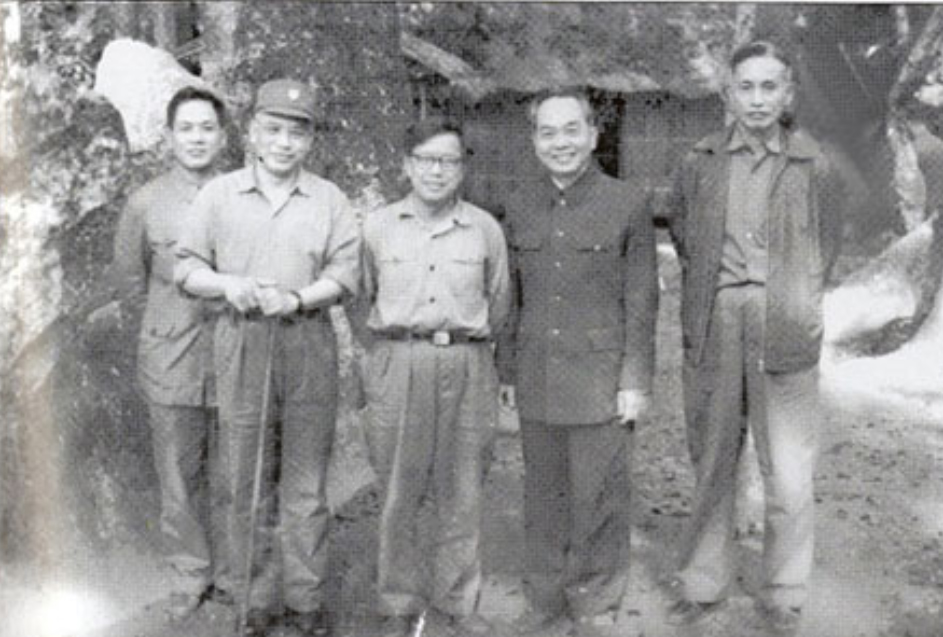Đại tướng Võ Nguyên Giáp với Tư lệnh Chiến dịch Đường 9-Nam Lào Lê Trọng Tấn (ngoài cùng, bên phải) năm 1971